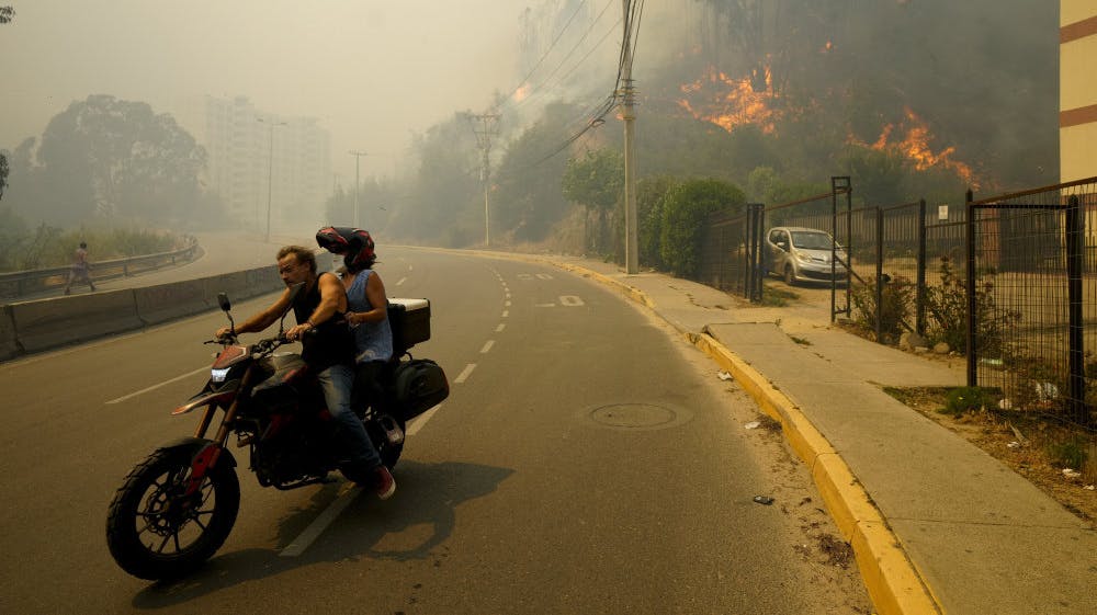 Chilenere evakuerer sig selv, efter at en skovbrand er brudt ud. Januar var tørrere end normalt i det sydamerikanske land.&nbsp;