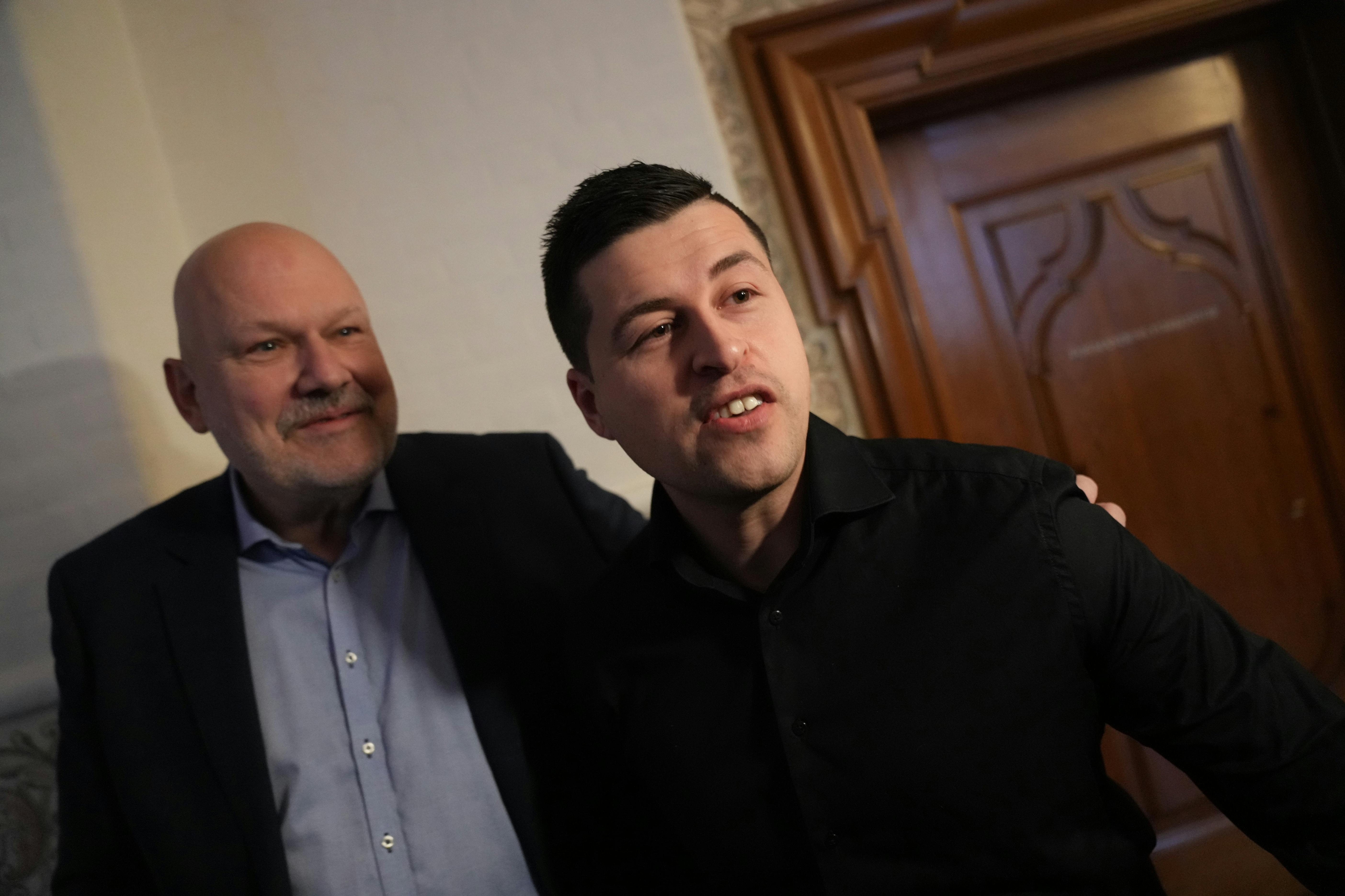 Mike Fonseca vendte tilbage efter sin sygeorlov torsdag, hvor han ankom til Christiansborg i følgeskab af vagter. 
