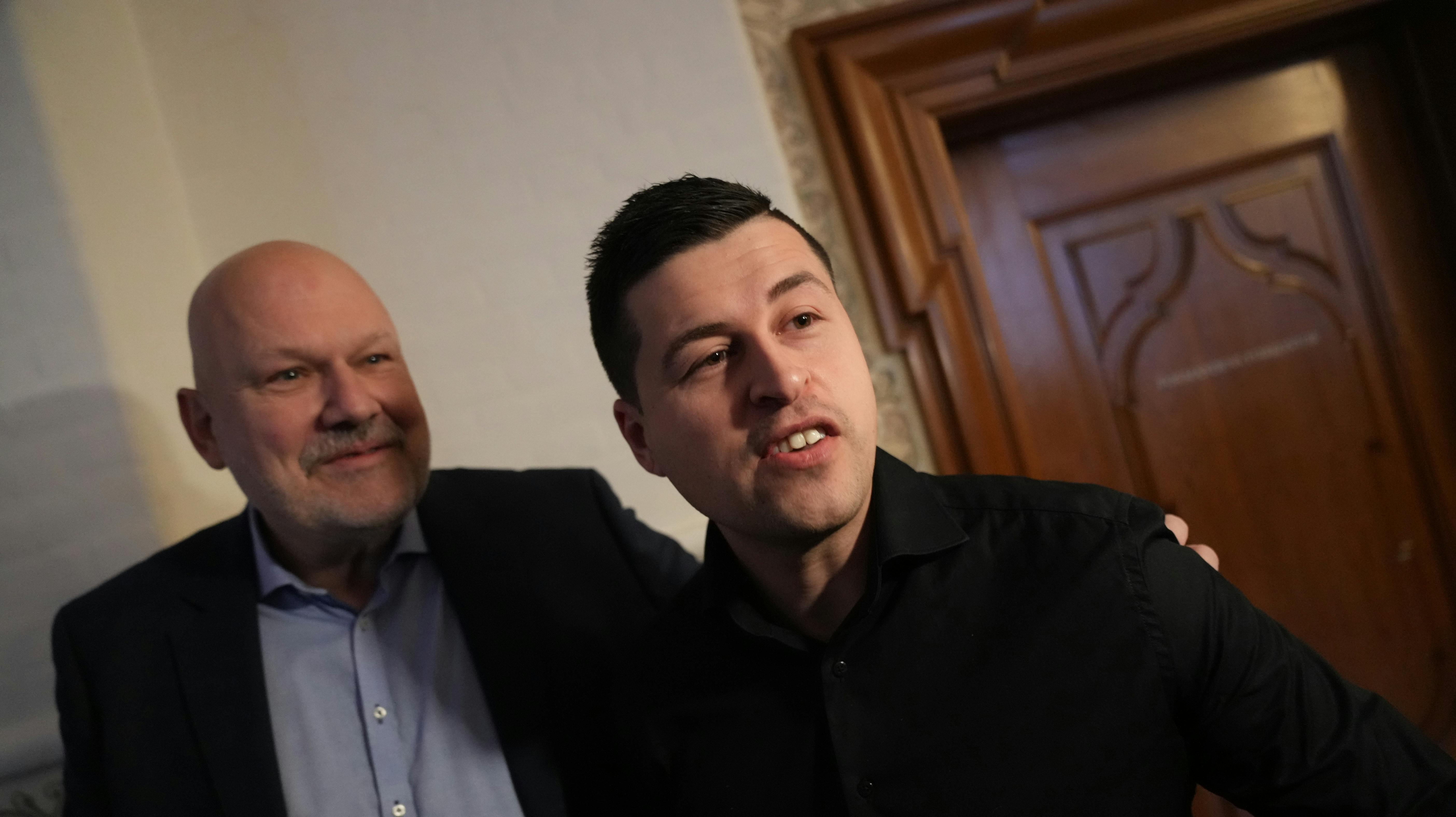 Mike Fonseca vendte tilbage efter sin sygeorlov torsdag, hvor han ankom til Christiansborg i følgeskab af vagter.