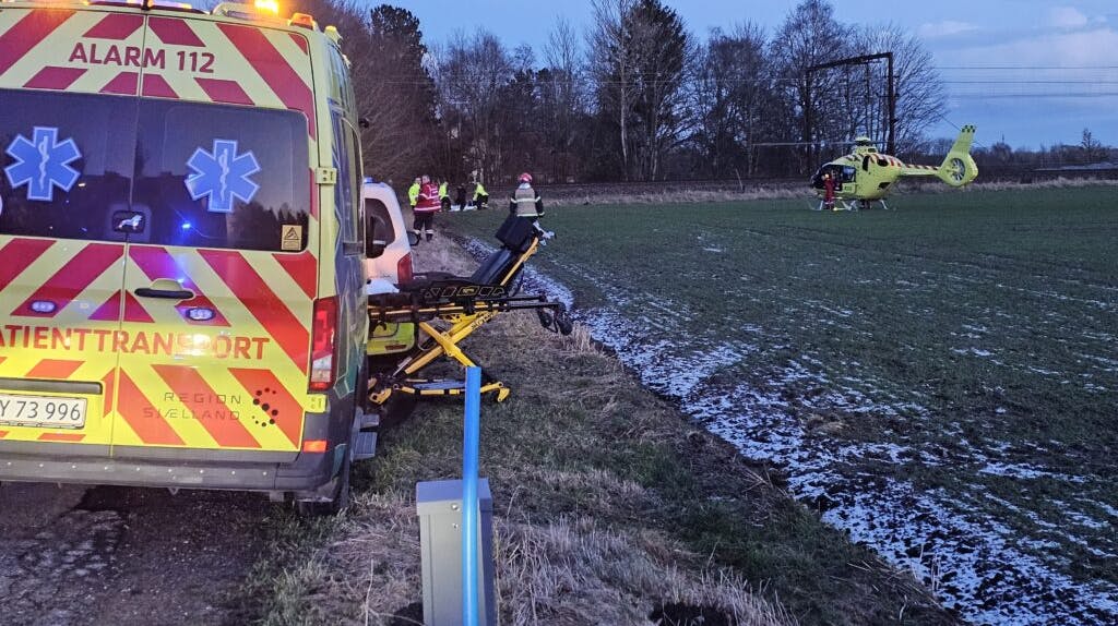 En lægehelikopter landede, hvor personen var kommet til skade. 