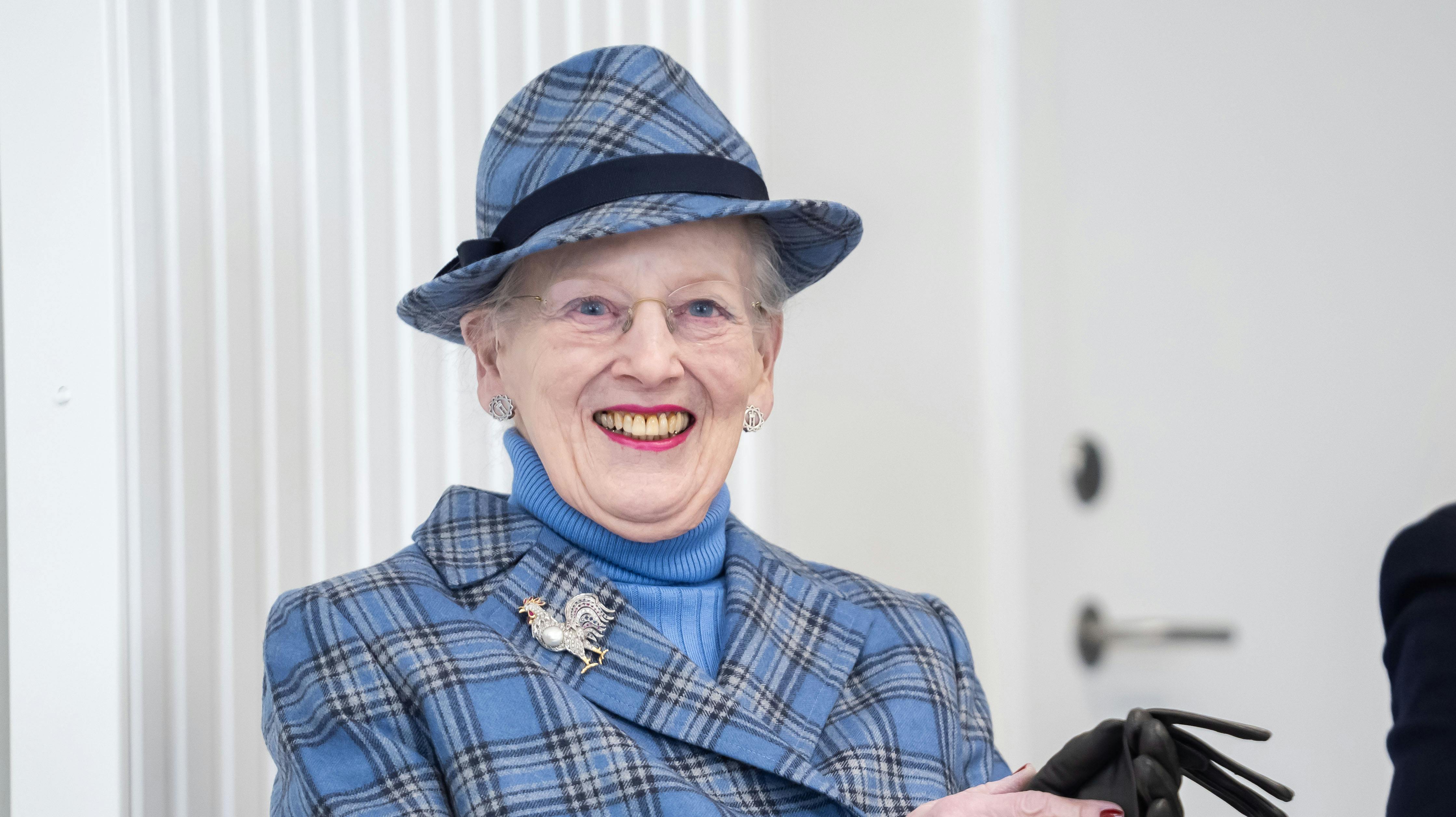 OPGAVE: Dronning Margrethe deltager i indvielse af den nye Prins Henriks SkoleSTED: Rolighedsvej 39JOURNALIST: Ulrik UlriksenFOTOGRAF: Hanne JuulDATO: 20240207