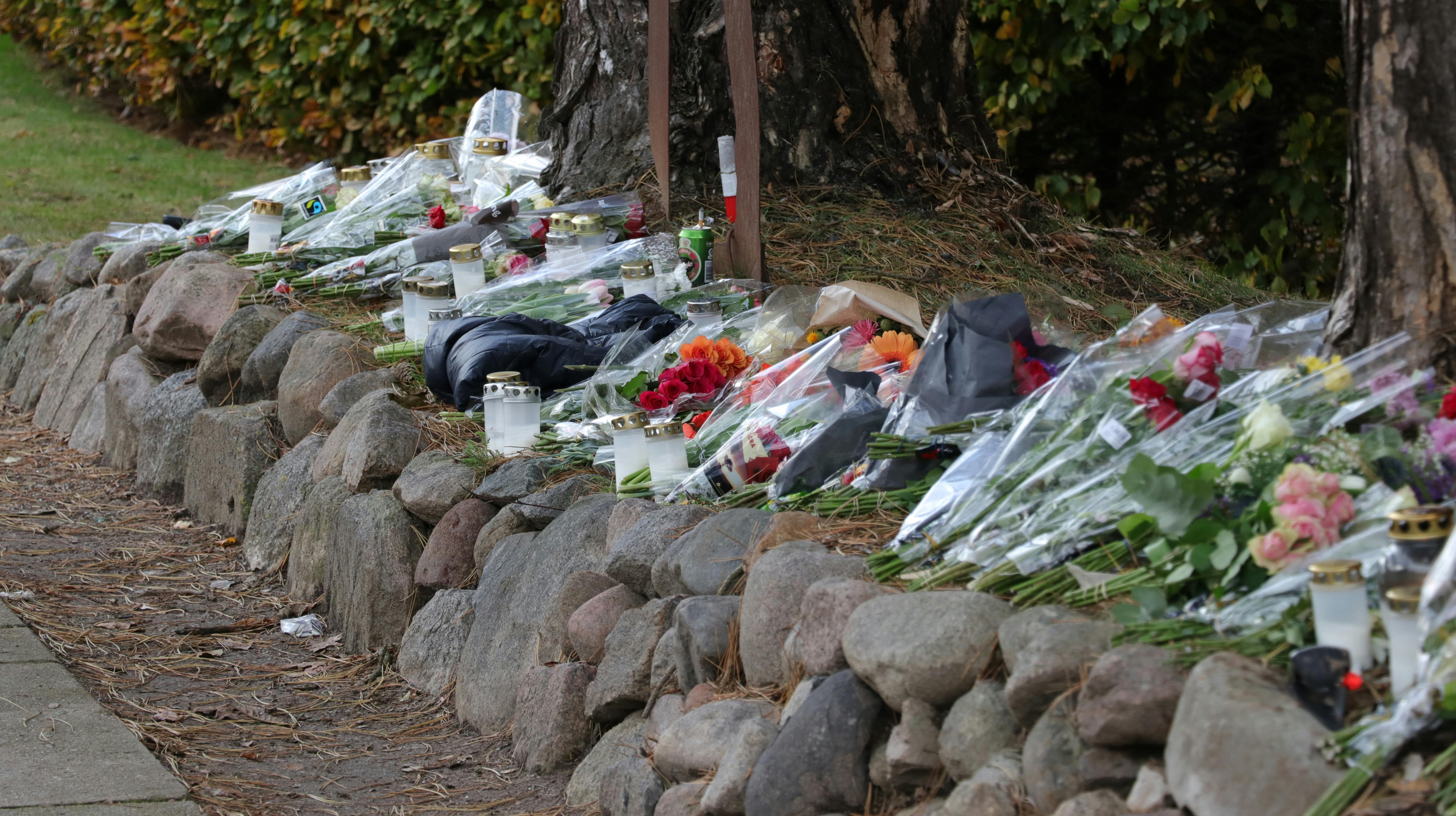 blomster efter frygtelig bilulykke