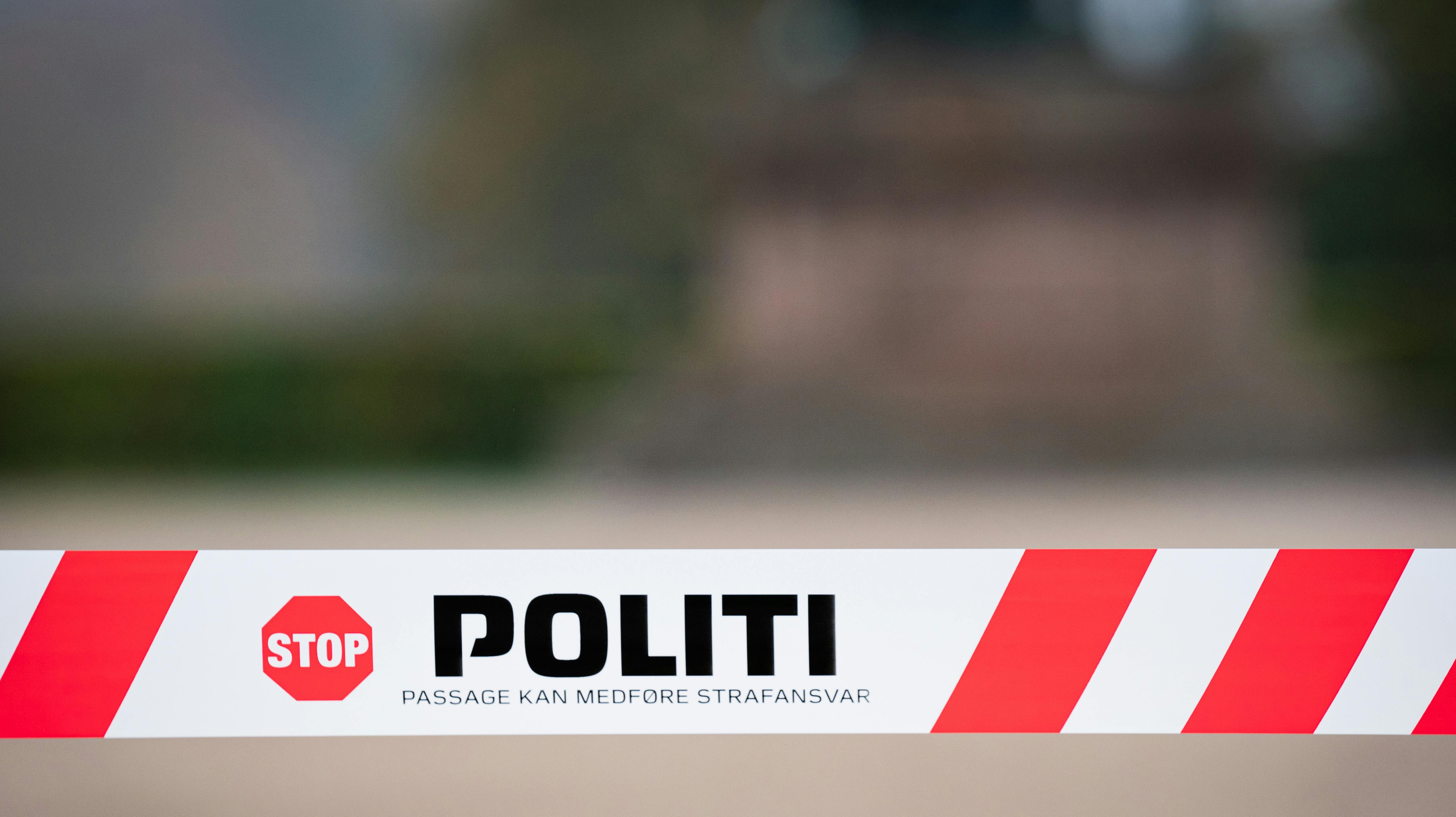 Politiet har spærret af, hvor tagstenen faldt ned.