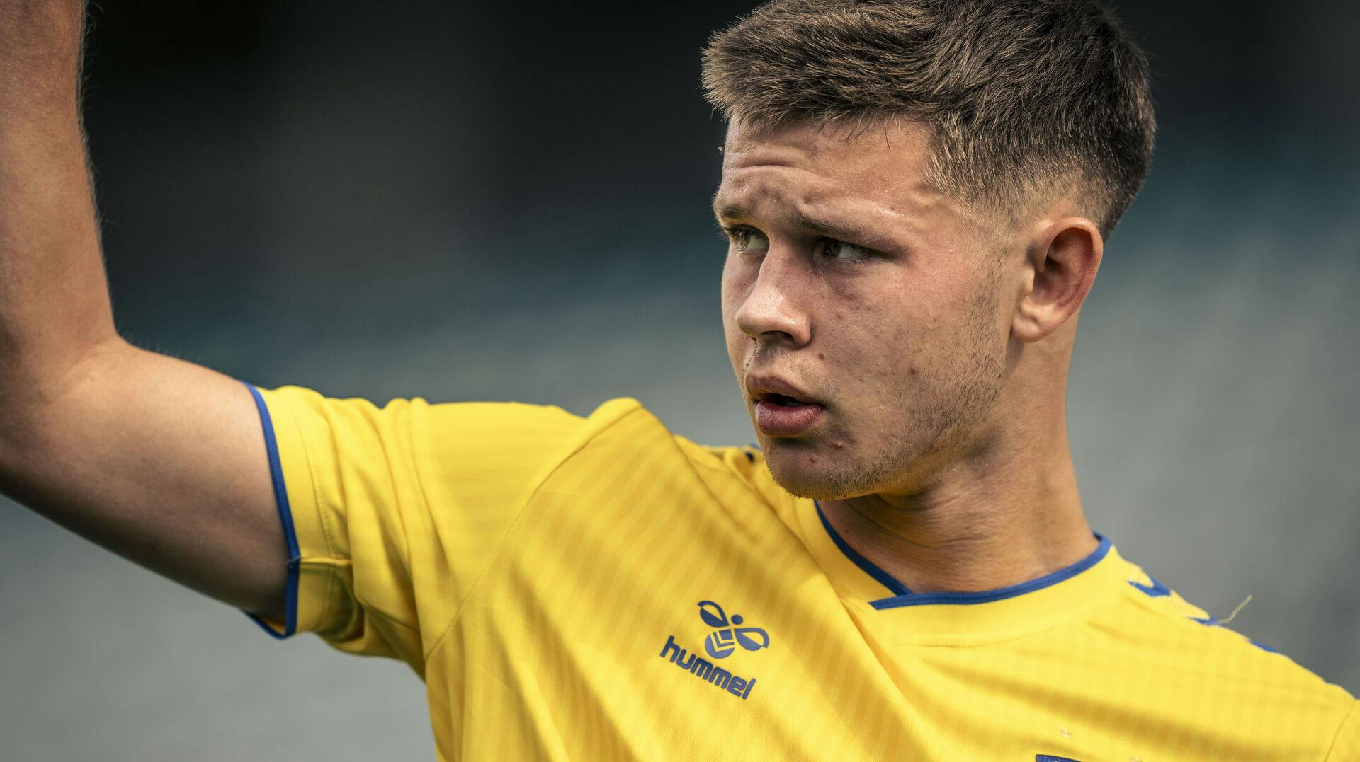 Filip Bundgaard fra BIF søger gode råd hos sin bror. 