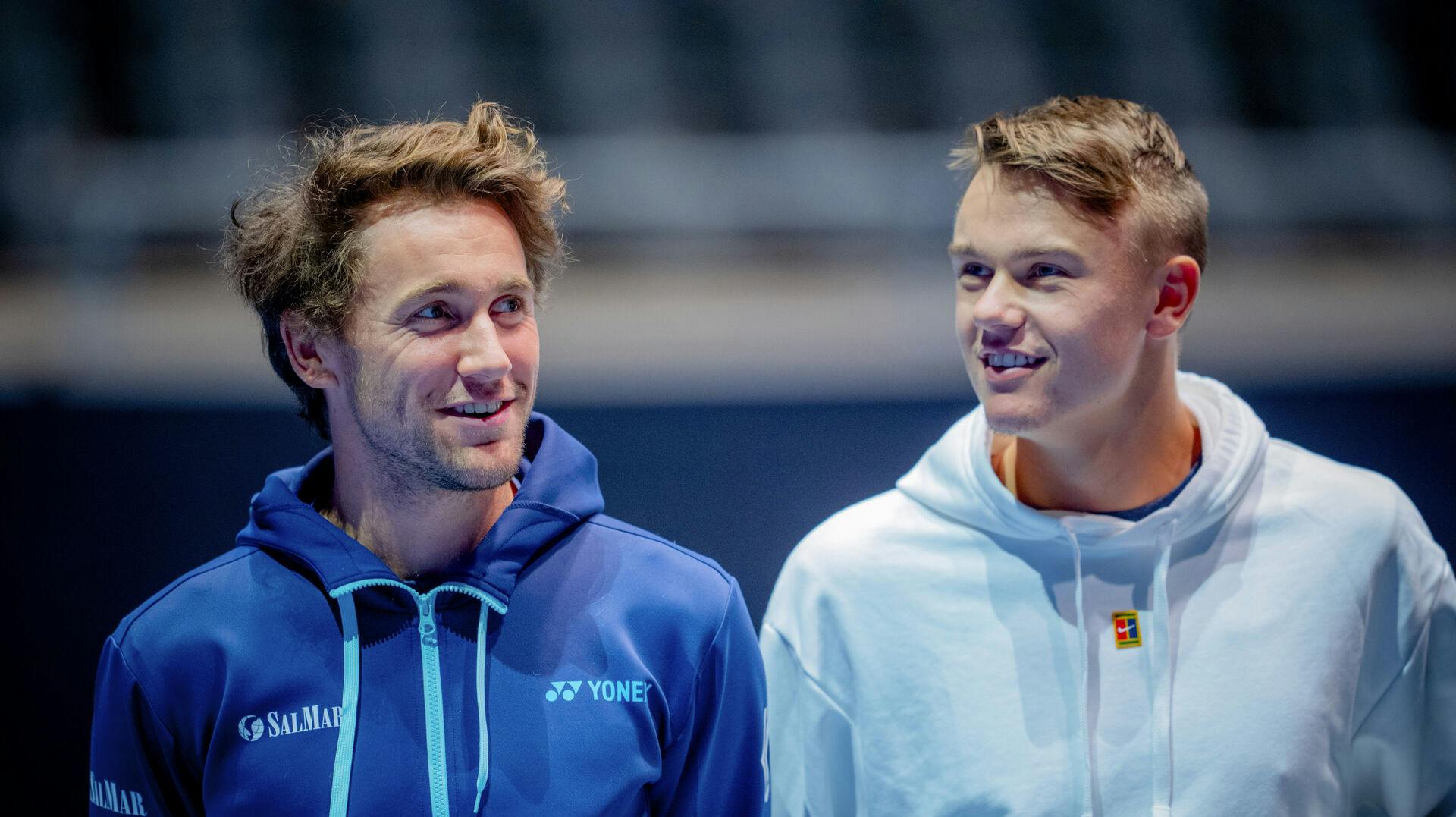 25-årige Casper Ruud og 20-årige Holger Rune er tilsyneladende begge kommet videre. 