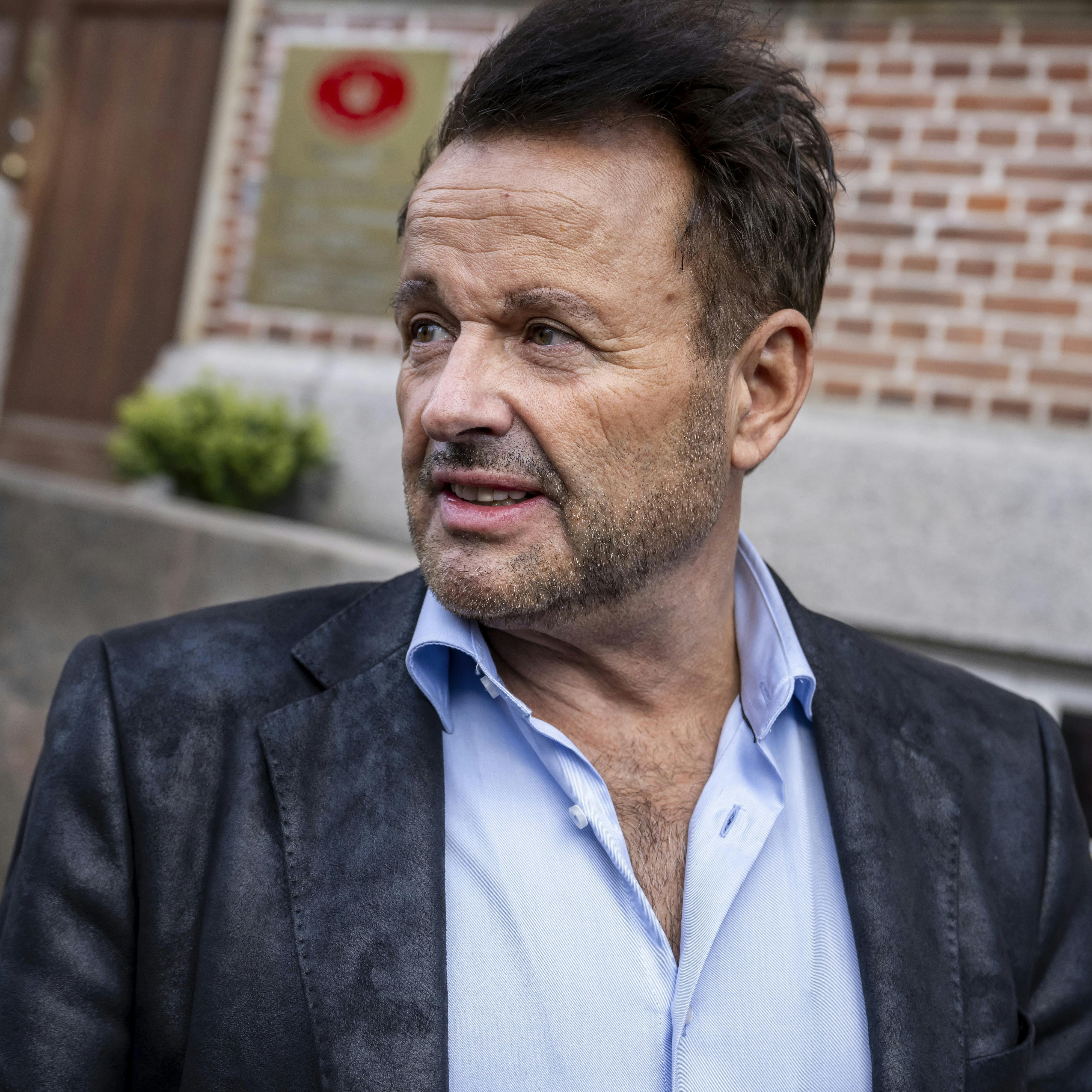 Kendis frisør Dennis Knudsen ankommer til retten i Åhus, sammen med sin advokat Mette Grith Stage.Dag 2