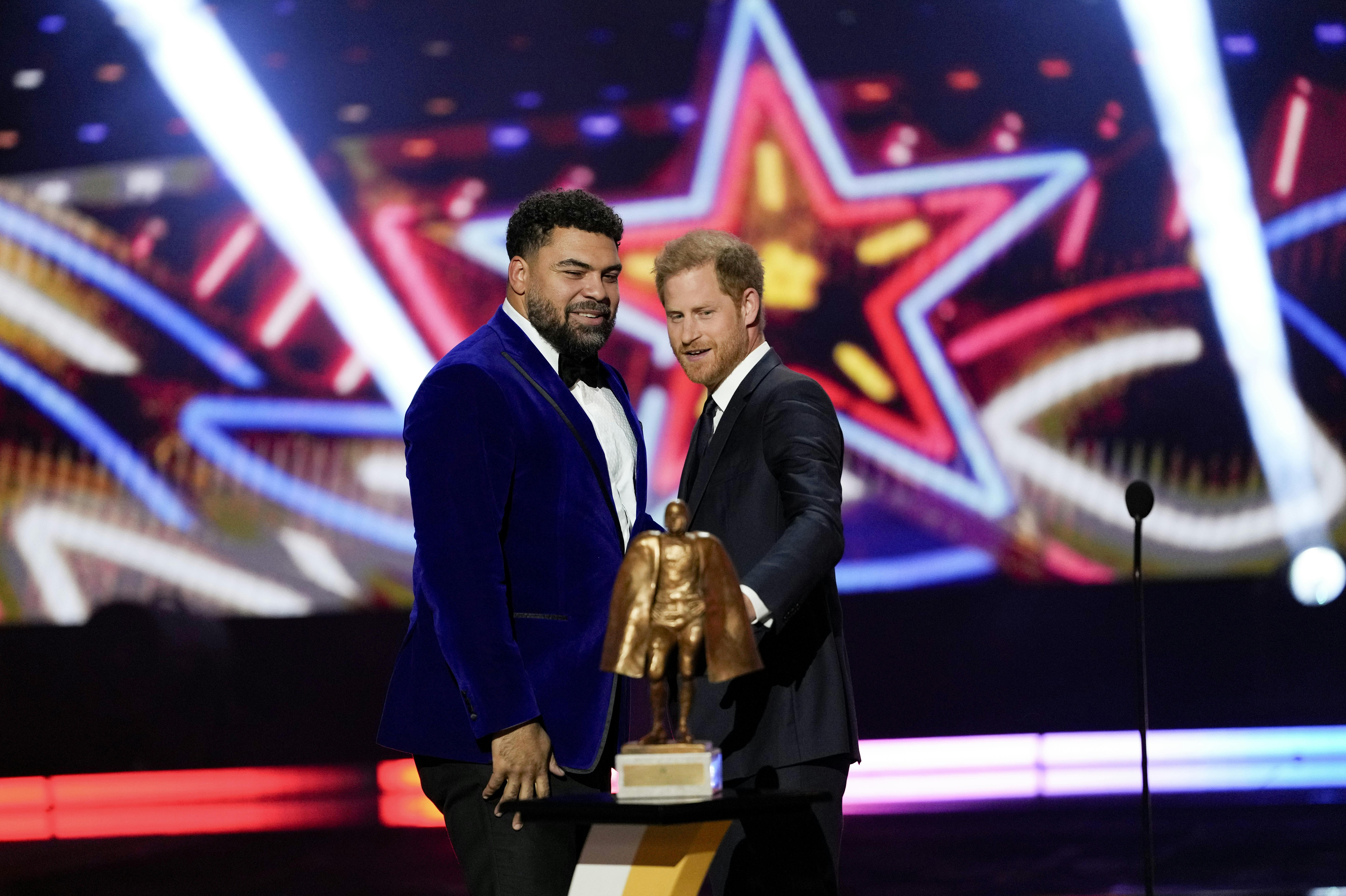 Prins Harry uddelte prisen "Man of the Year Award" til Cameron Heyward til NFL Honors Award i Las Vegas. 