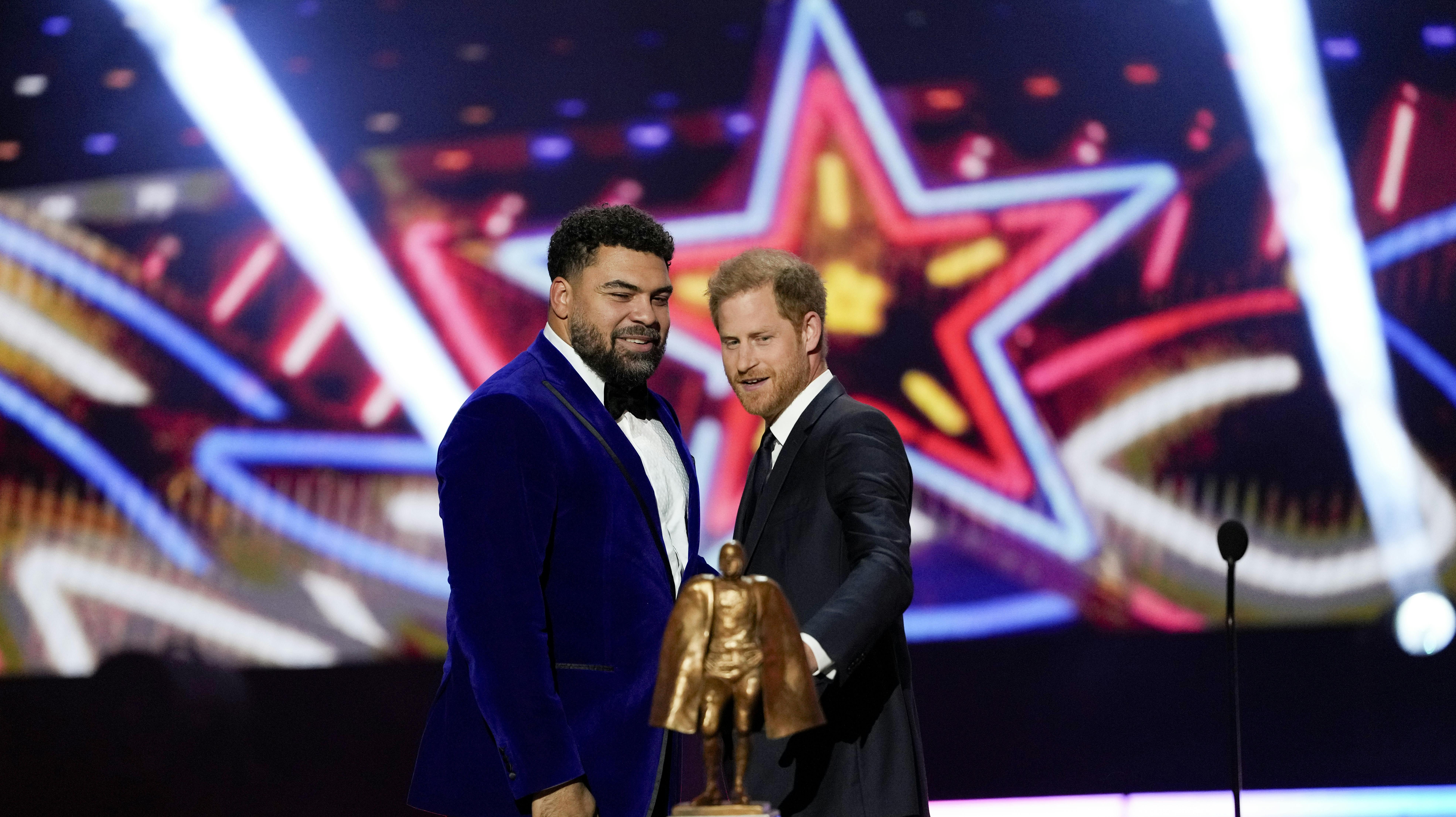 Prins Harry uddelte prisen "Man of the Year Award" til Cameron Heyward til NFL Honors Award i Las Vegas.