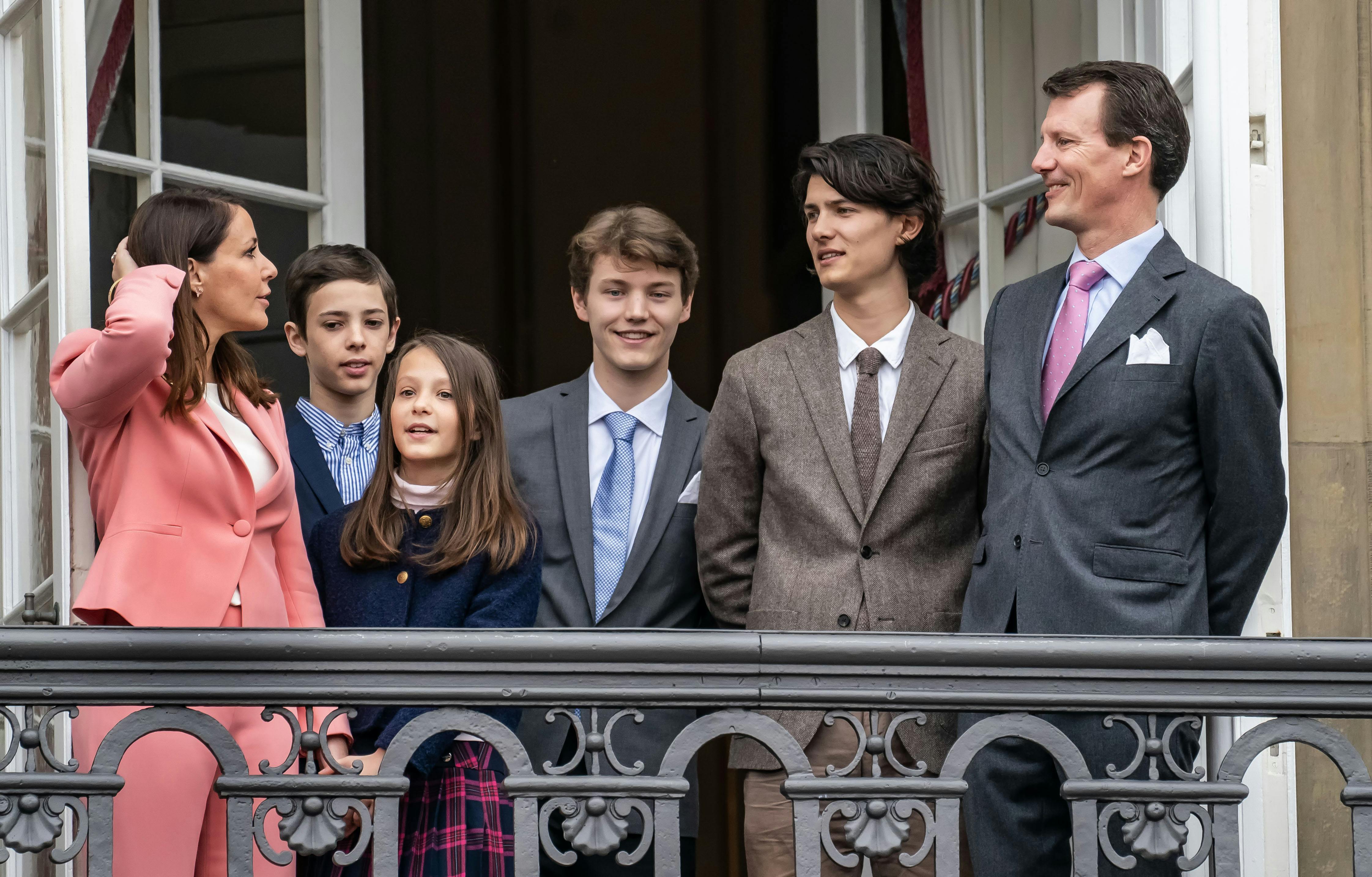 Grev Felix (i midten) og resten af familien på balkonen på Christian IX's Palæ på Amalienborg.