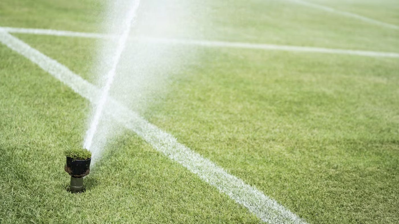 Det unge fodboldtalent nægter sig skyldig i tiltalen.