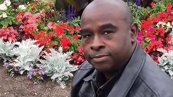 Derrick McIntyre spillede bas på Jamiroquais album "Dynamite" og turnerede også med Cliff Richard.