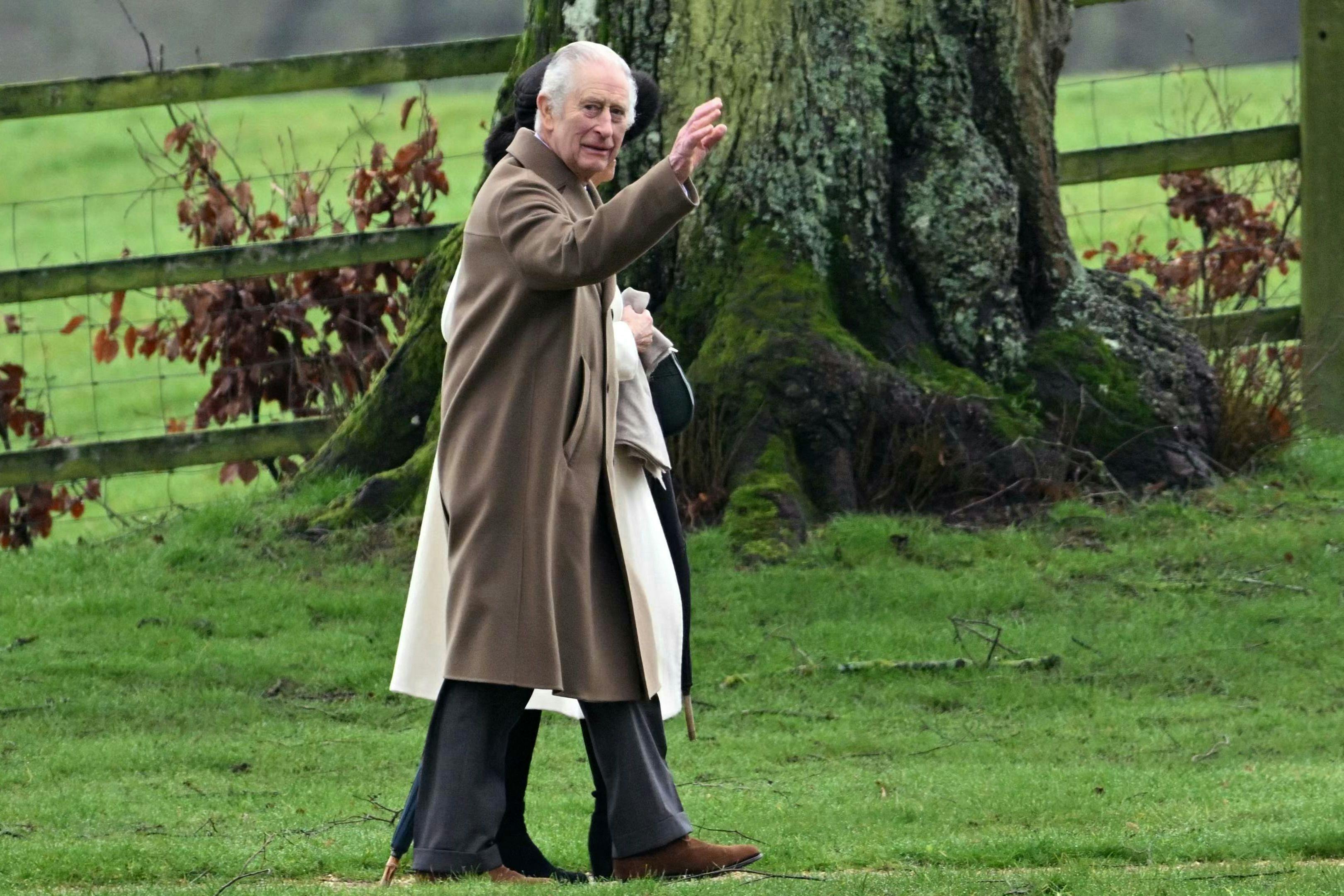 Kongen både vinkede og smilede til de fremmødte royale fans ved Sandringham. 