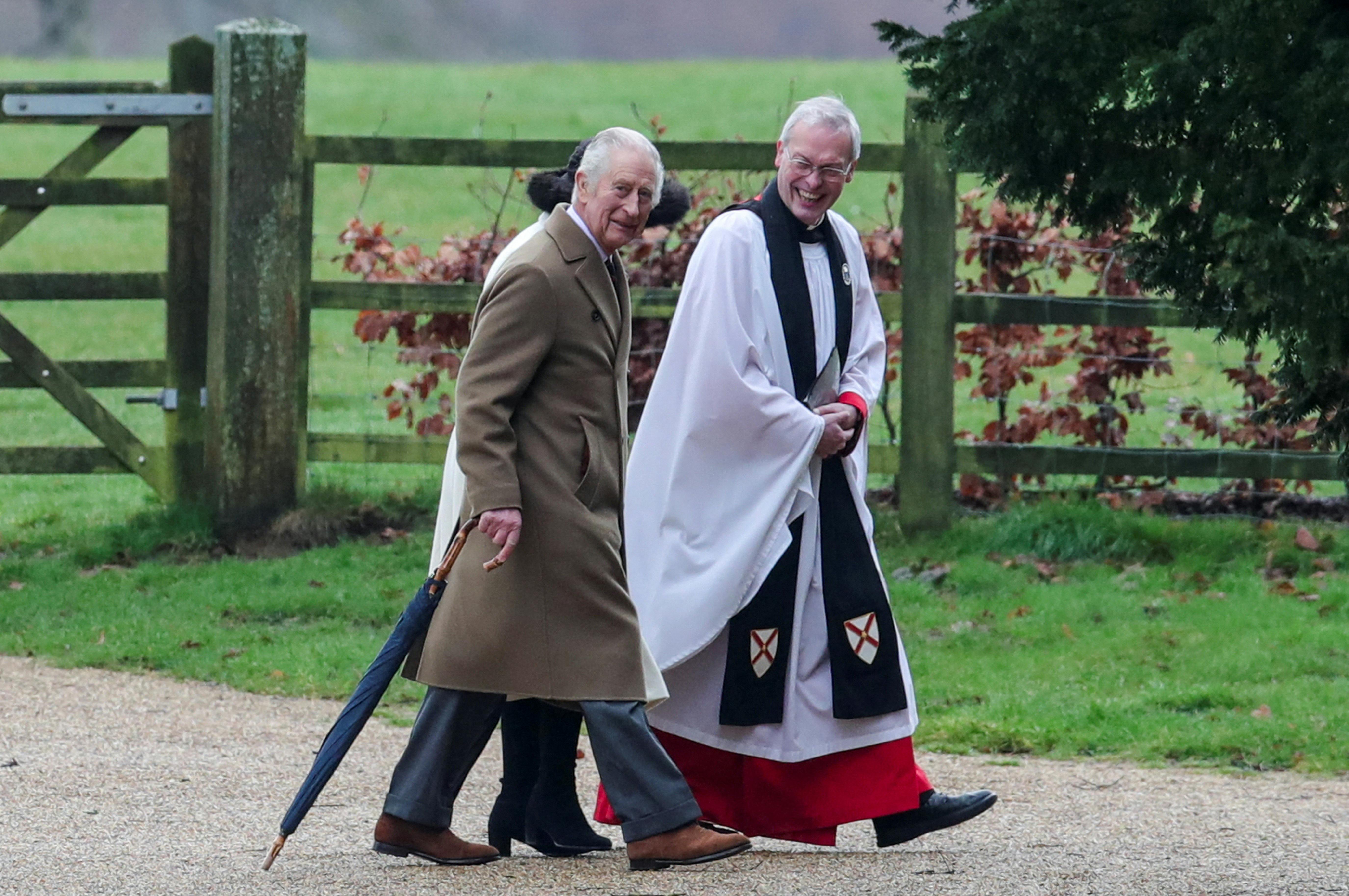 Her hilser det britiske kongepar på præsten Paul Williams. 