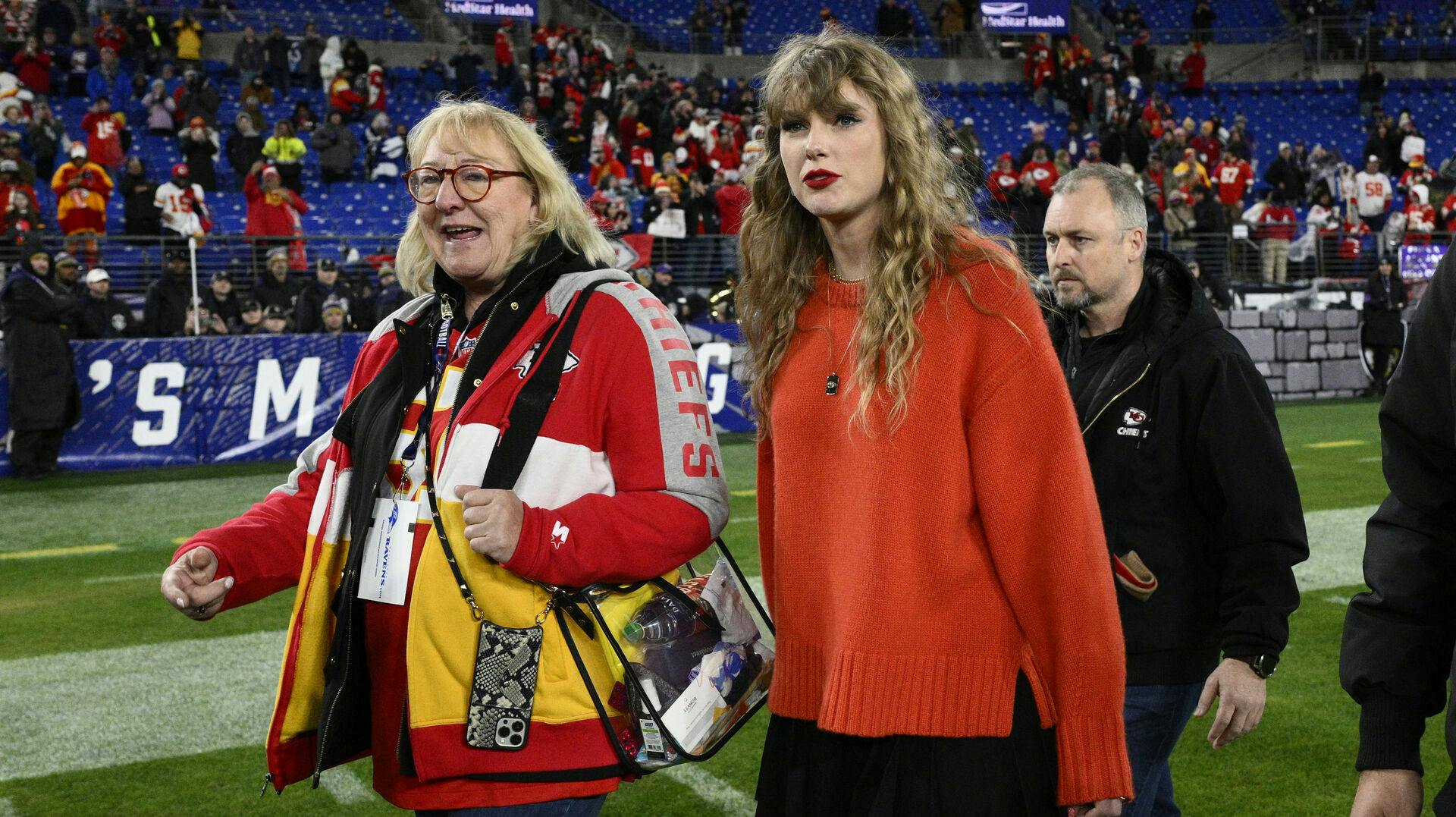 Taylor Swift med sin nye svigermor, Donna Kelce.&nbsp;