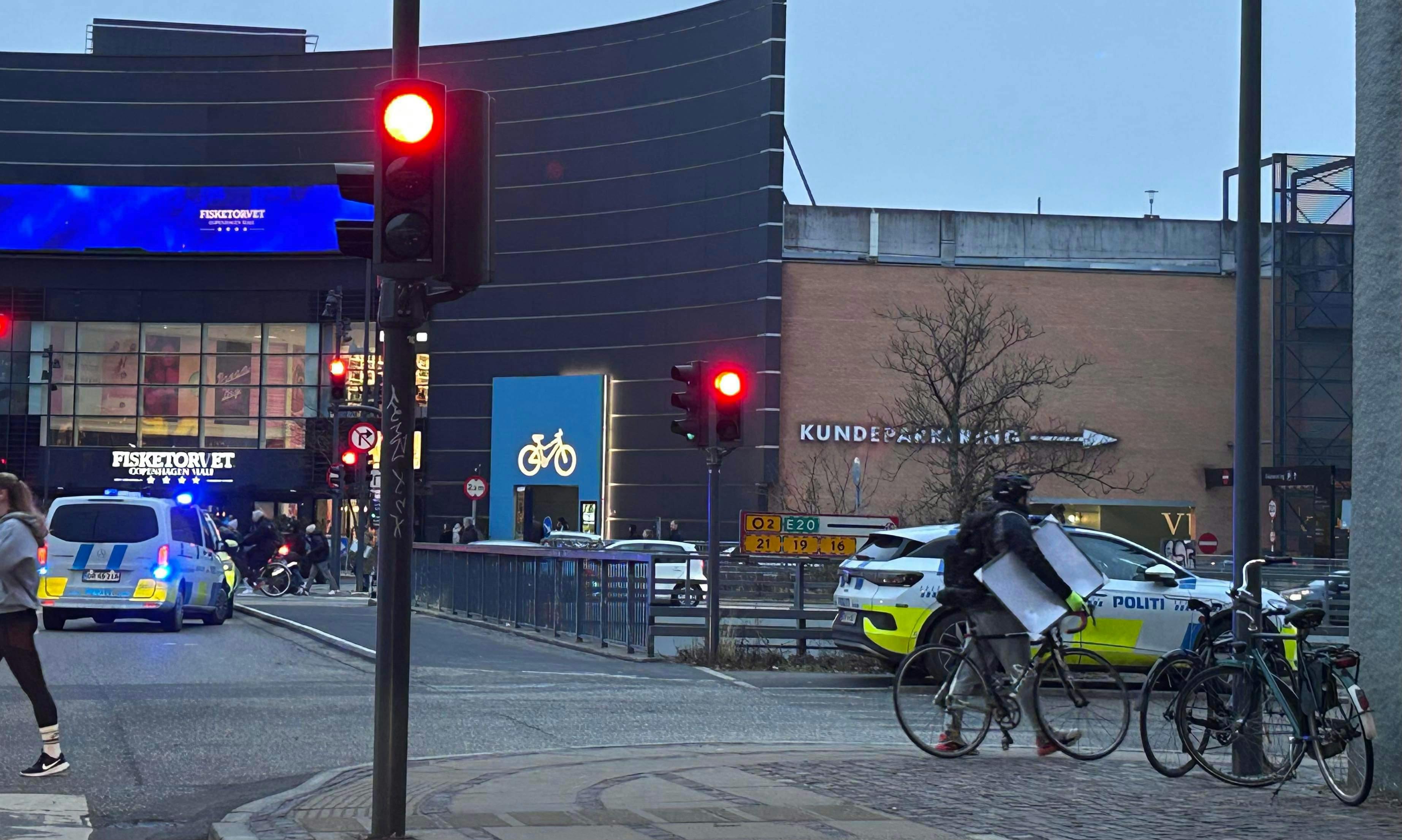 Søndag eftermiddag var politiet massive til stede ved Fisketorvet i København. 