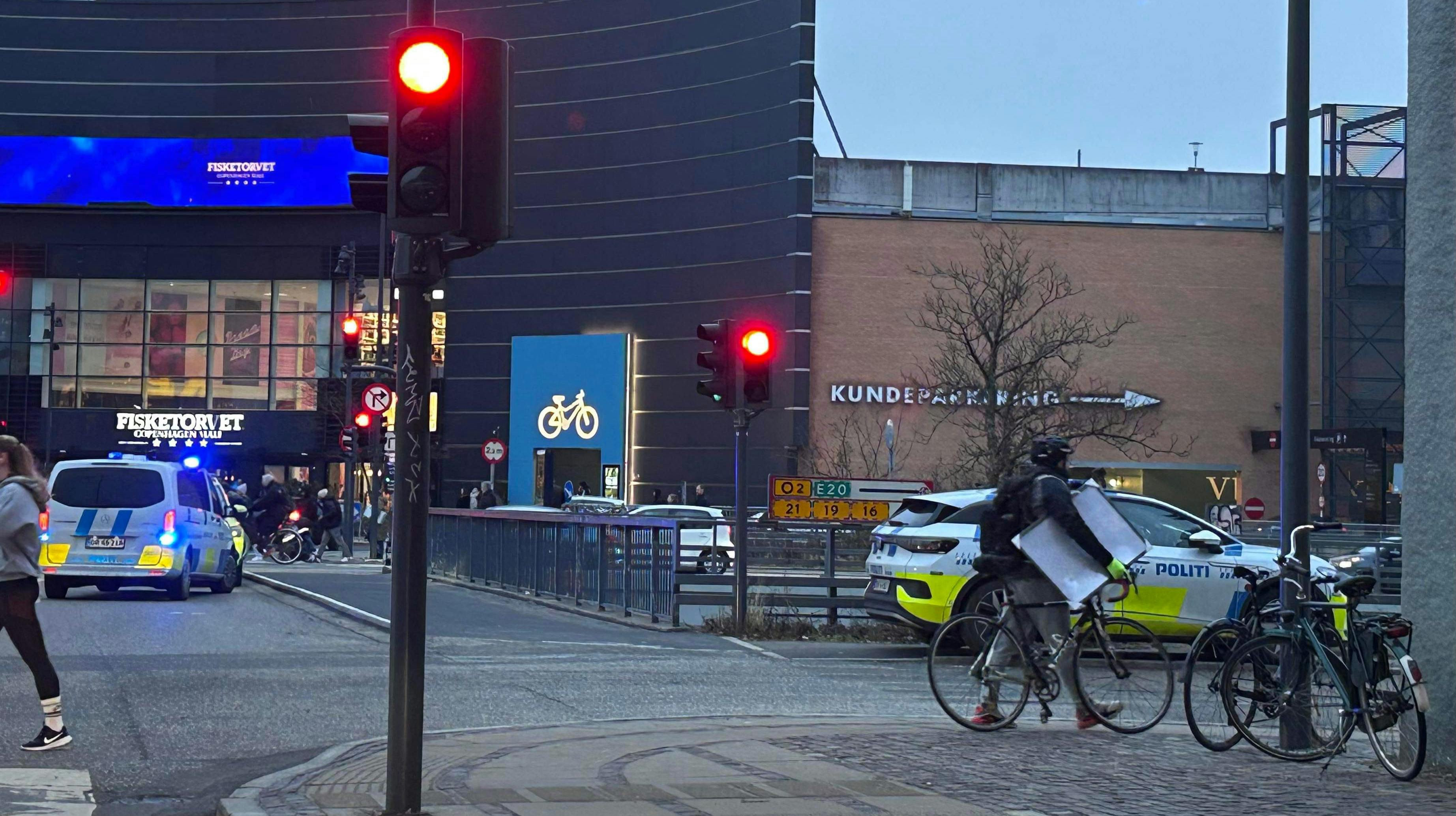 Søndag eftermiddag var politiet massive til stede ved Fisketorvet i København.