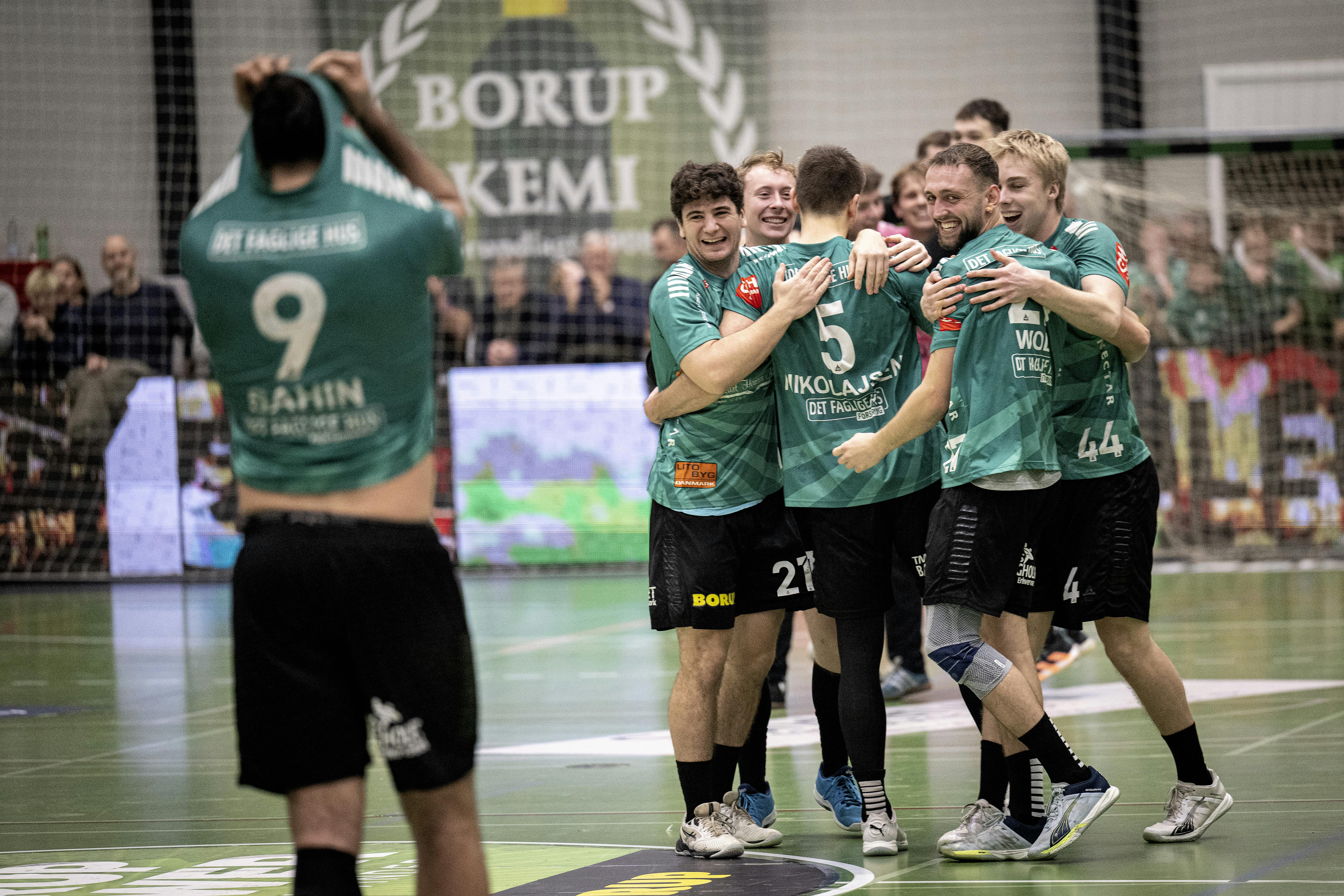 Ringsted vinder og jubler . Herrehåndboldkampen mellem TMS Ringsted og Aalborg Håndbold i Ringsted Hallerne lørdag den 16. december 2023.. (Foto: Nils Meilvang/Ritzau Scanpix)