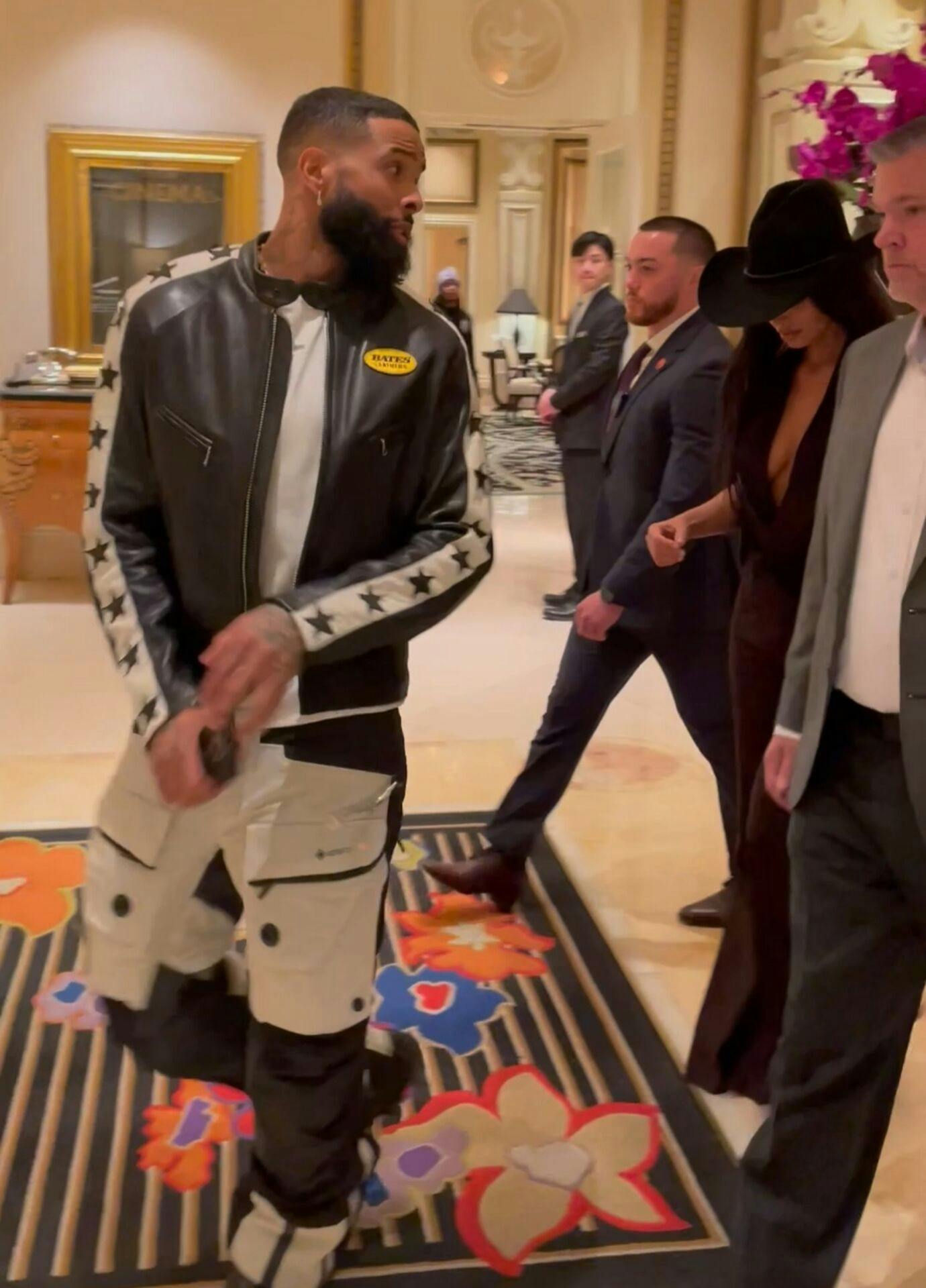 Kim Kardashian gemte sig under cowboyhatten, da hun ankom til Las Vegas-hotellet sammen med Odell Beckham Jr. 