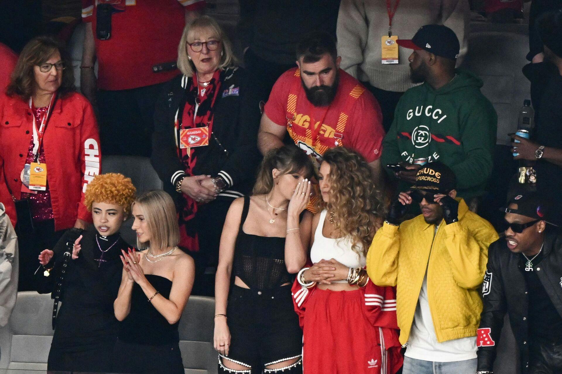 Taylor Swift hygger sig med rapper Ice Spice, Ashley Avignone, skuespillerinde Blake Lively, svoger og tidligere spiller Jason Kelce og svigermor Donna Kelce.