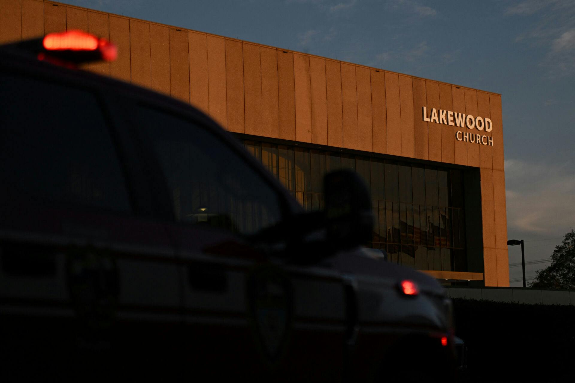 Kirkens ejer er Joel Osteen. Han er en kendispræst i USA.