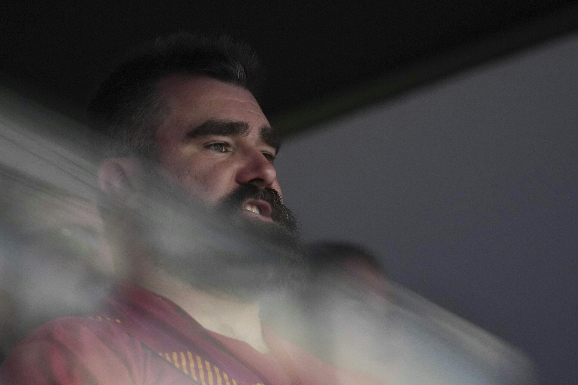 Travis Kelces bror, Jason Kelce, så med fra tilskuerpladserne.