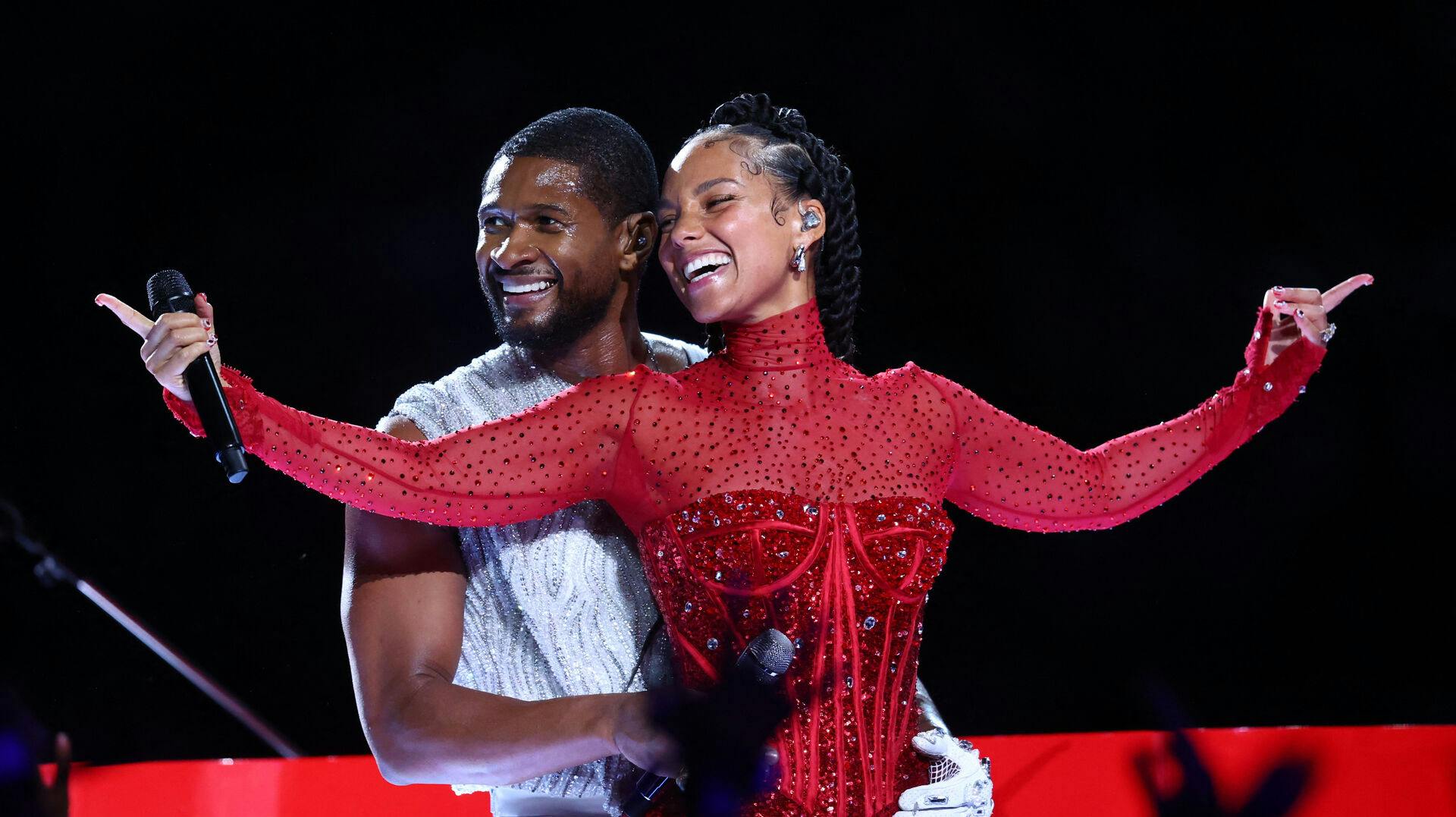 Usher optrådte blandt andre med sangerinden Alicia Keys til Super Bowl Halftime Show natten til mandag.