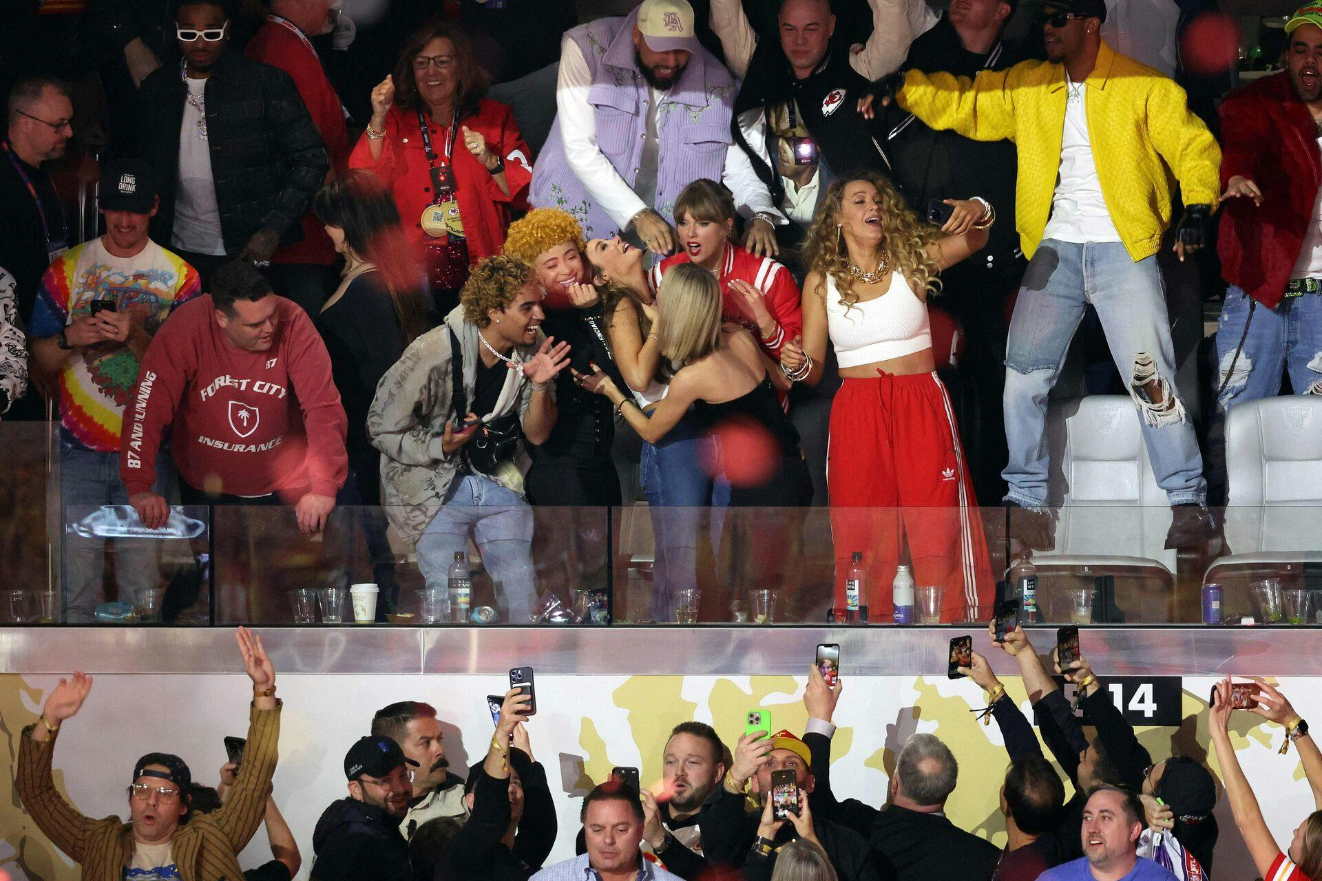 Miles Teller, Lana Del Rey, Ice Spice, Taylor Swift og Blake Lively fejrer Super Bowl-sejren.
