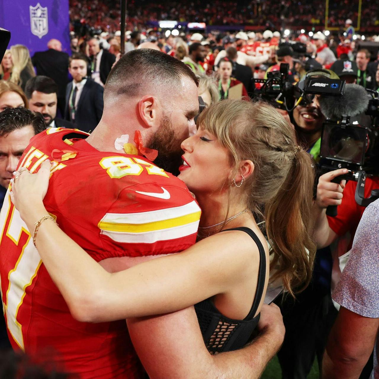 Travis Kelce og Taylor Swift efter Kansas City Chiefs vinder Super Bowl.