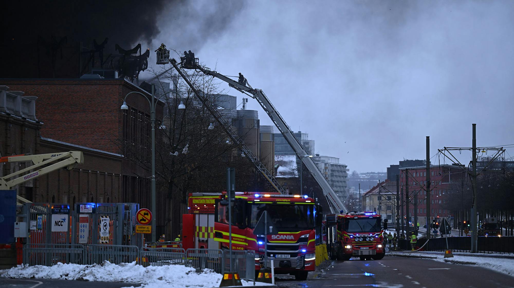 En mand er savnet, efter der mandag udbrød en kæmpe brand i forlystelsesparken Liseberg.