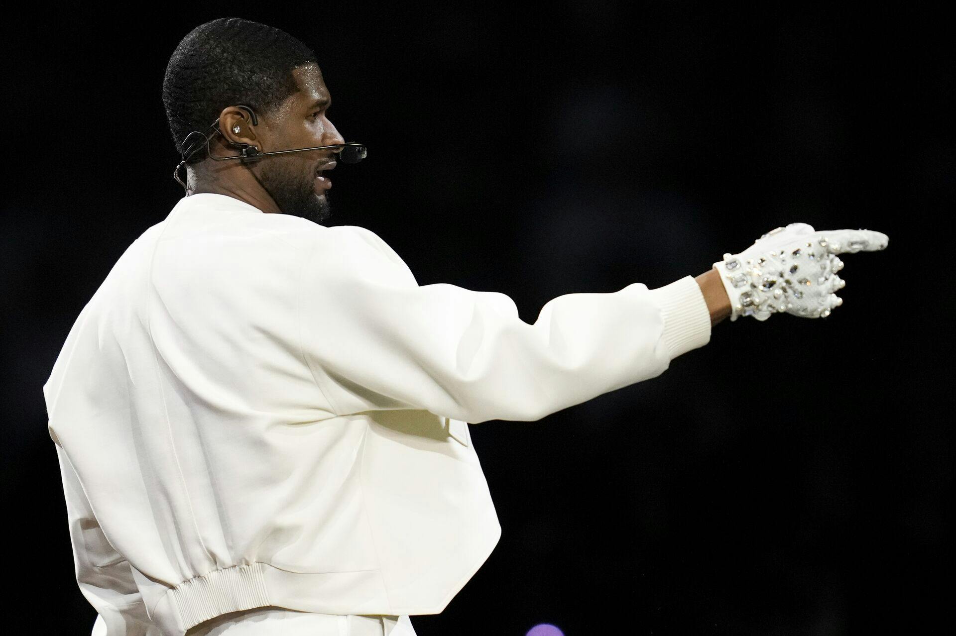 Usher bar på ægte Michael Jackson-manér en hvid handske på sin ene hånd til Super Bowl-showet.