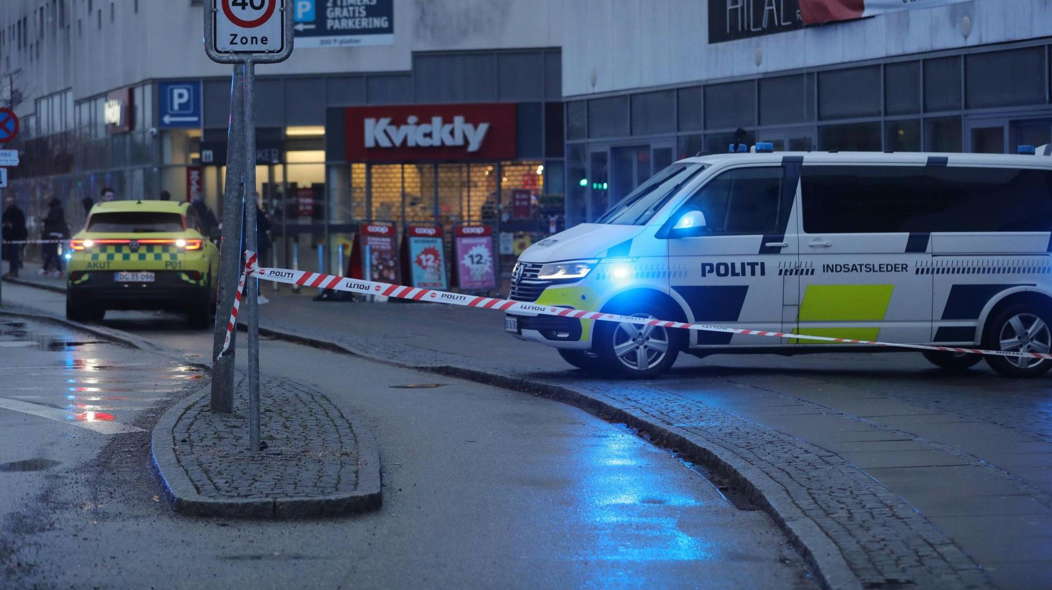 Politiet er massivt til stede efter knivstikkeri.