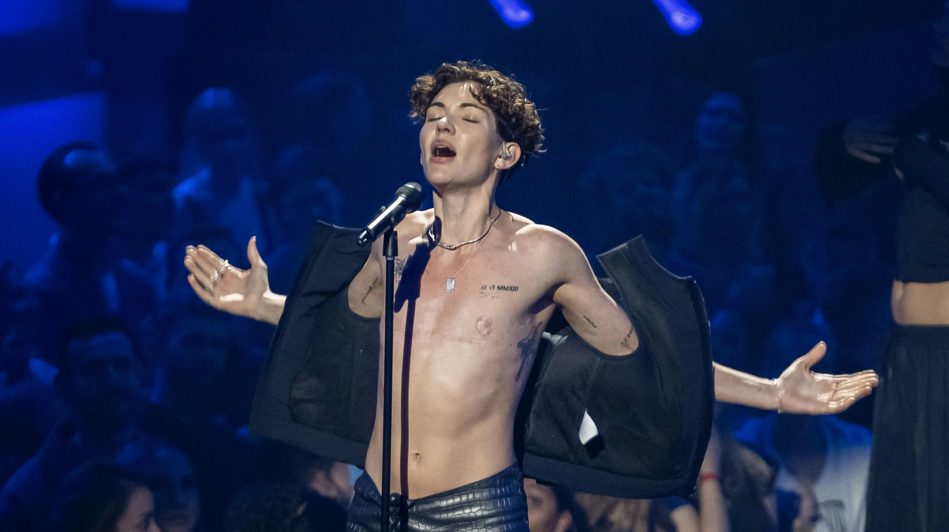 Freja Kirk smed trøjen under sin optræden til EchoPrisen med sangen "Hvad skal man kalde en som mig".