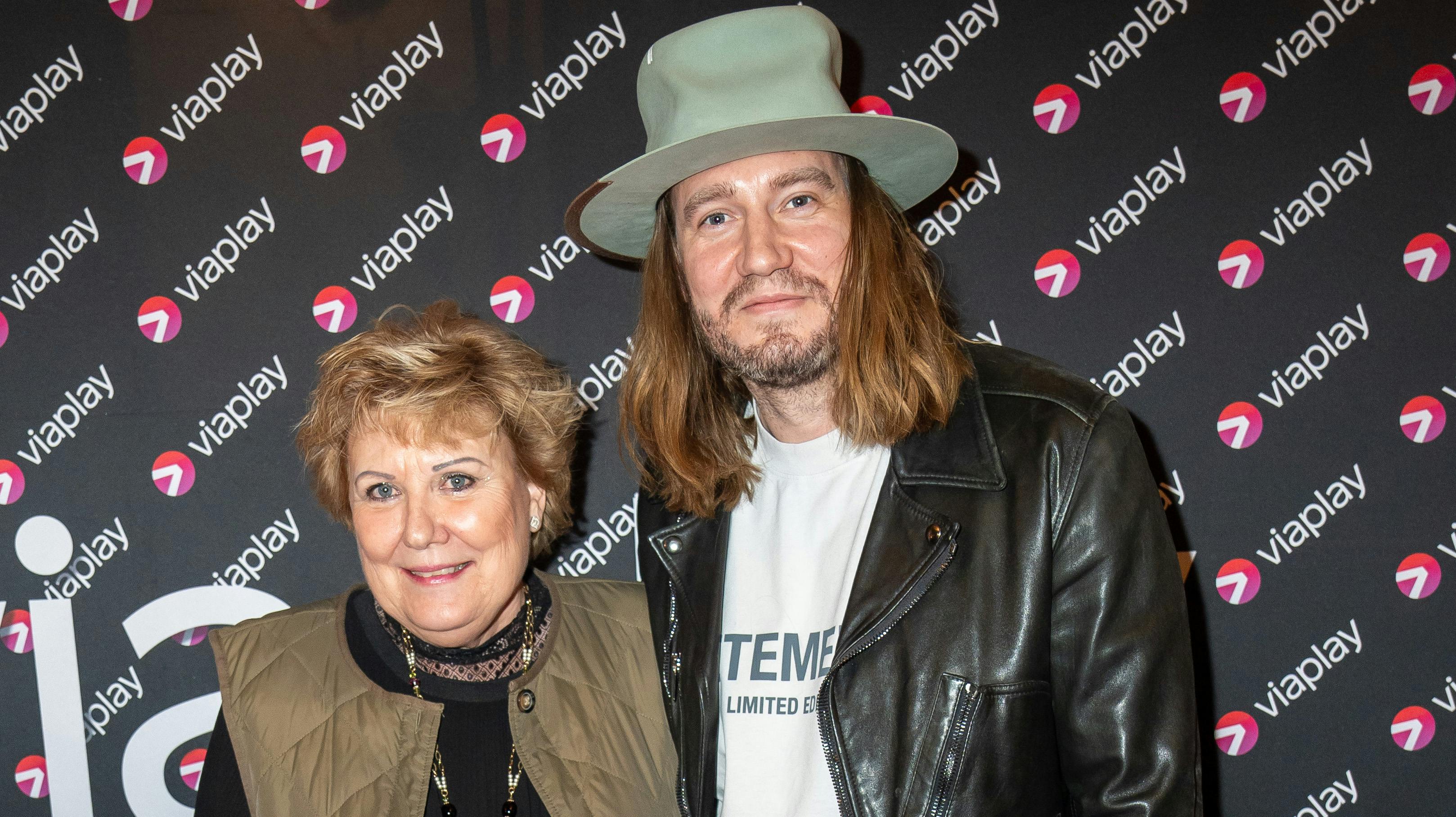 Mor Joan og Nicklas poserede sammen til premieren på "Bendtner" forleden i Dagmar Bio.