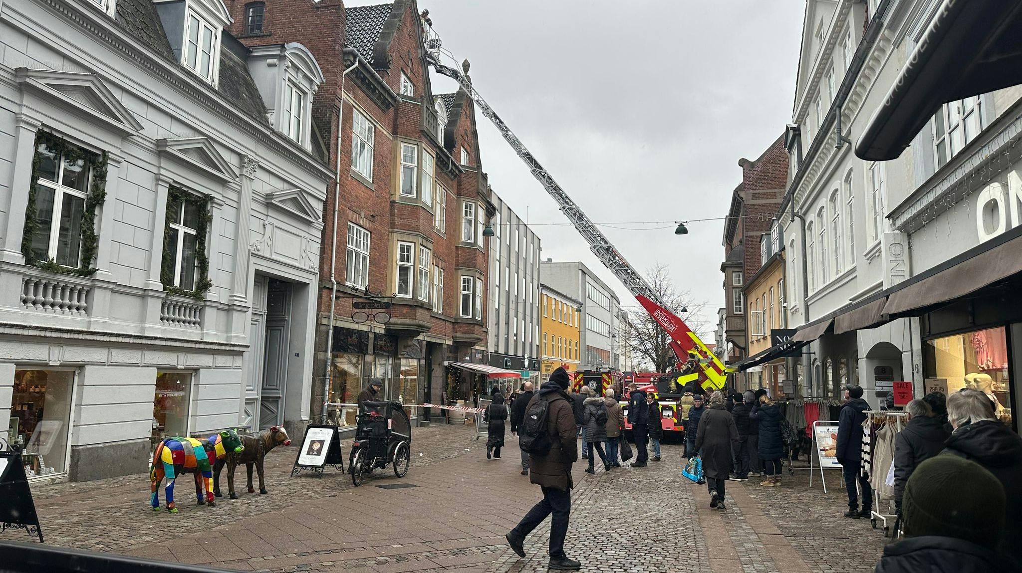 Brandvæsnet måtte fredag op på taget af en bygning i Skomager i Roskilde, efter en mor og hendes baby var blevet ramt af en nedstyrtet sten.