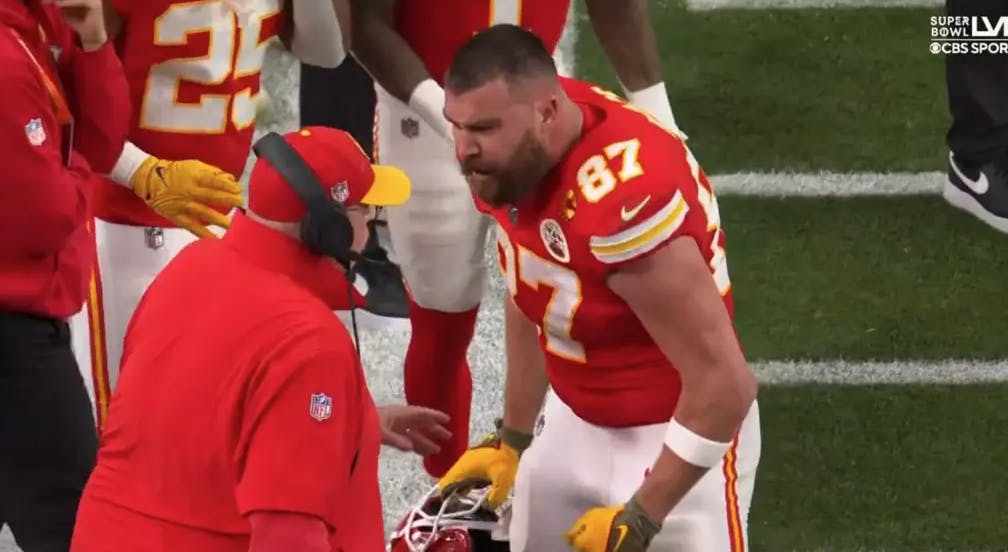 Travis Kelce skreg vredt af sin cheftræner Andy Reid under Super Bowl-finalen.