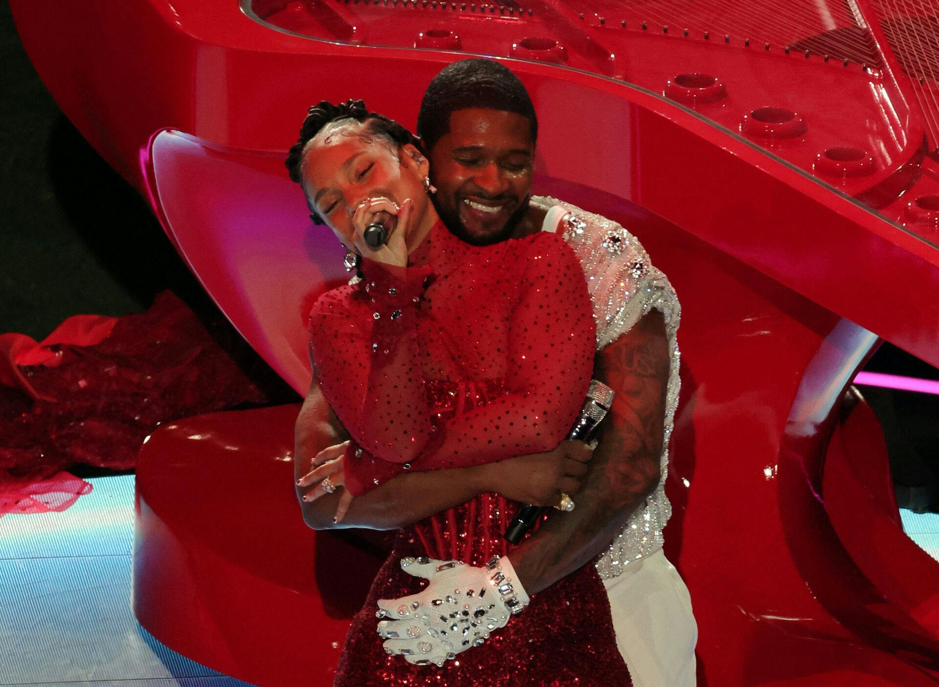 Usher havde inviterede Alicia Keys med på scenen under Super Bowl Halftime Show for at synge "My Boo". Efter showet sagde Usher "I do" til sin private Boo.