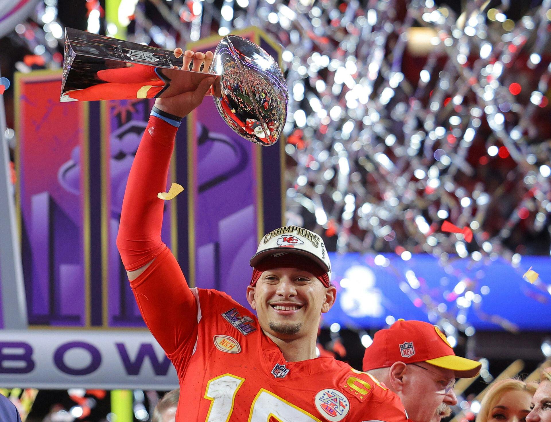 Patrick Mahomes med Super Bowl LVIII-trofæet.