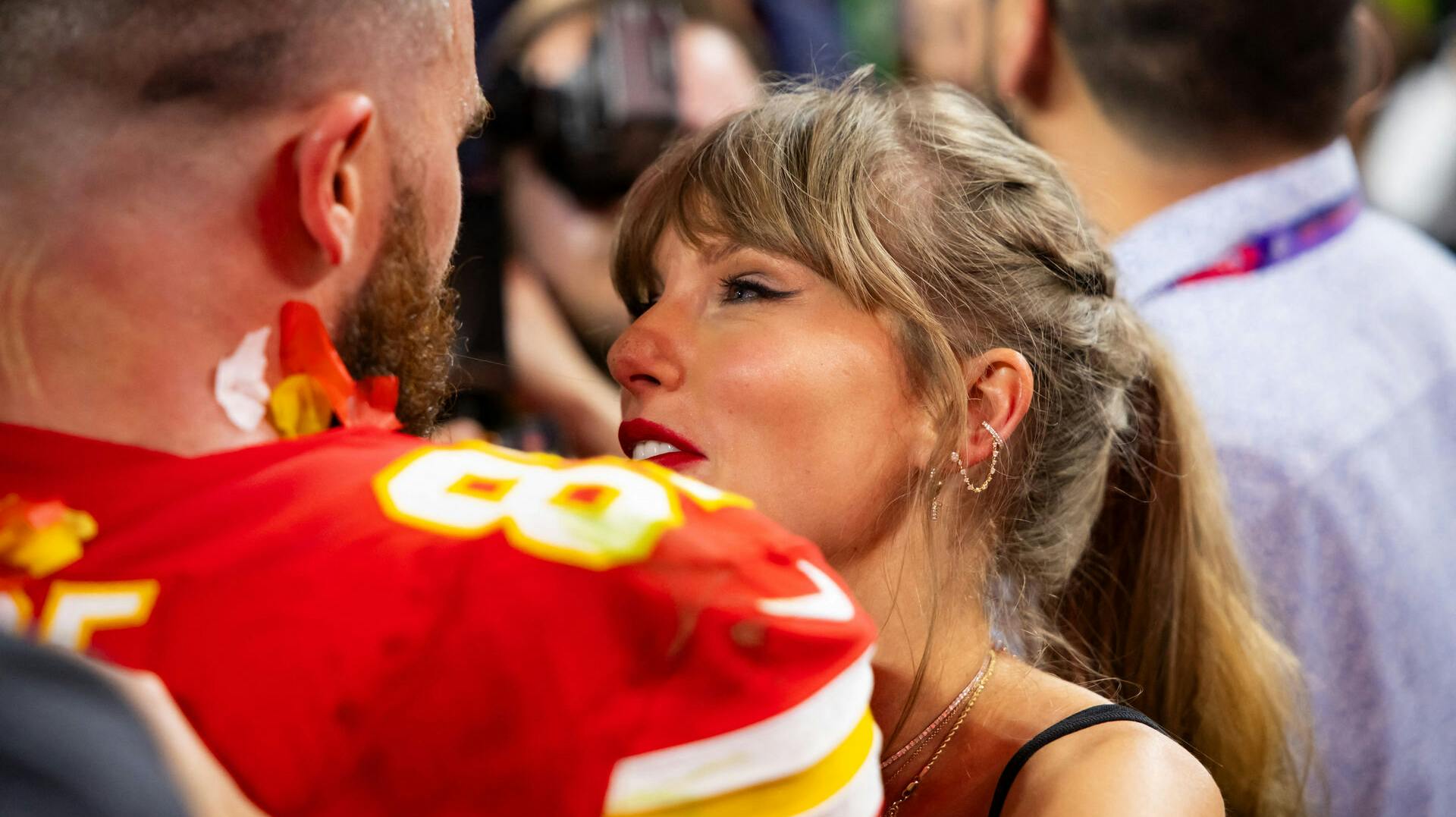 Taylor Swift og Travis Kelce efter Super Bowl-sejren natten til mandag.