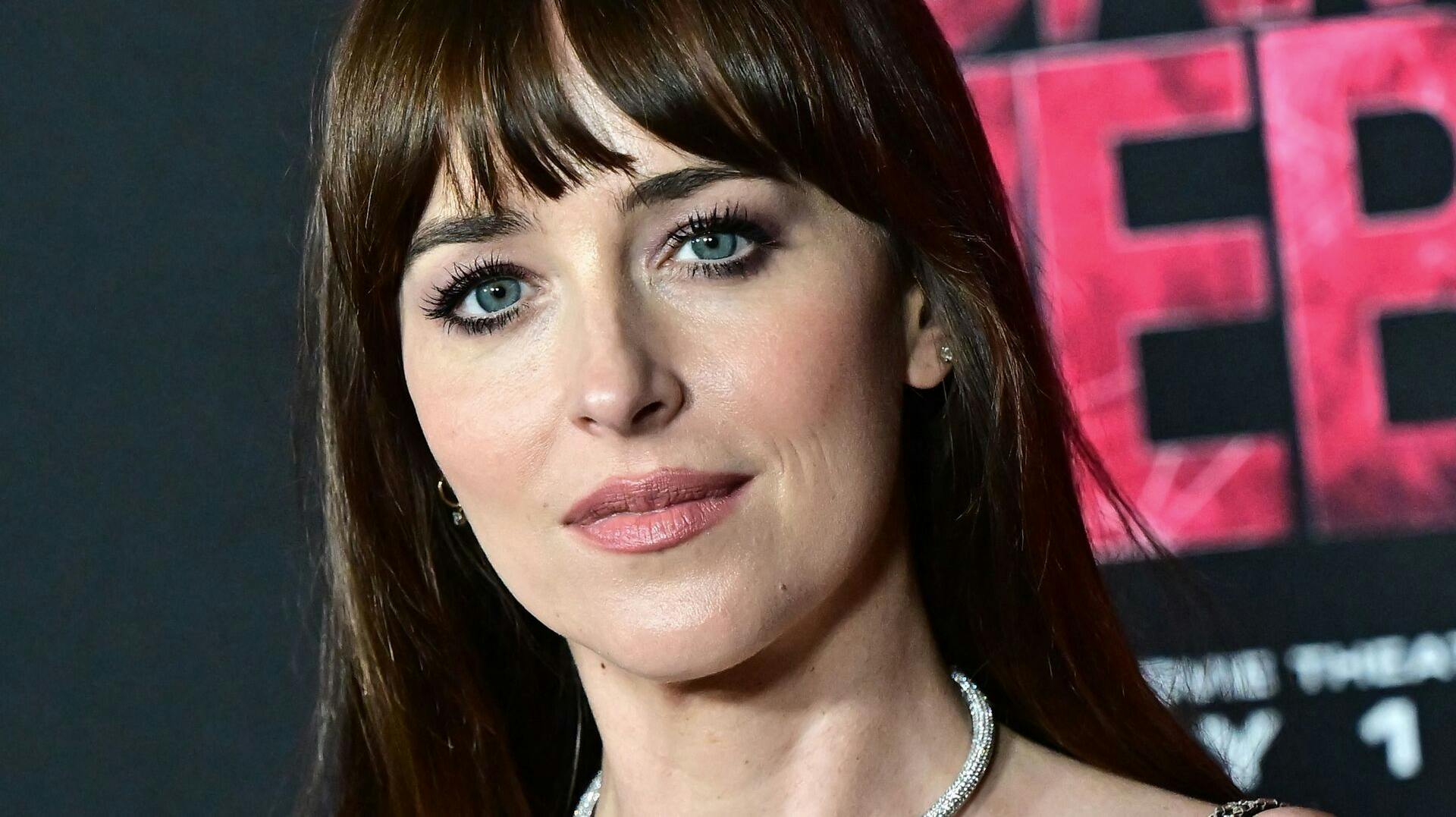 Dakota Johnson leverer det vilde look til premieren på "Madame Web" mandag aften.
