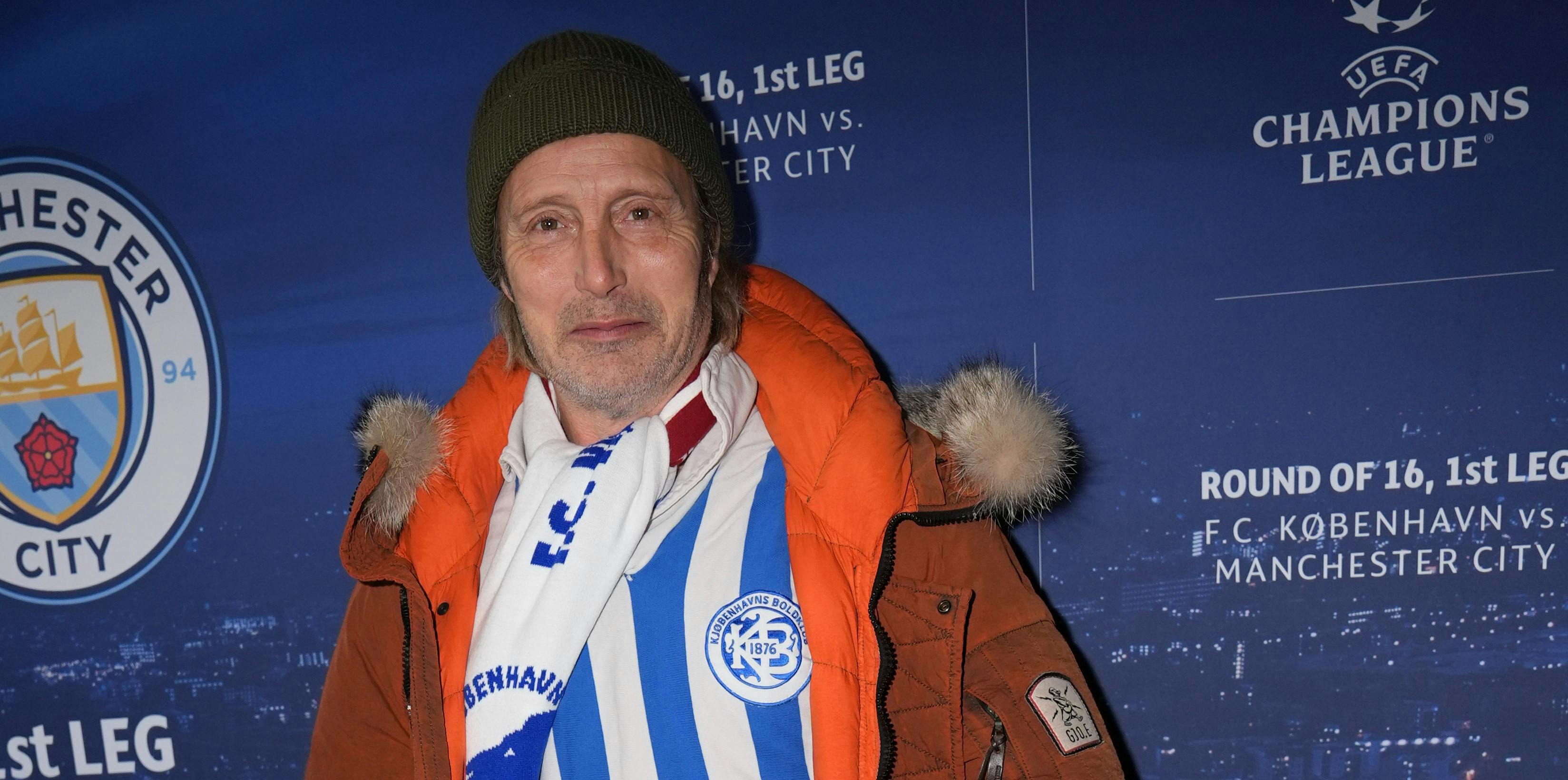 Mads Mikkelsen har styr på stilen. Han møder op i en old-school KB-trøje til Champions League-opgøret mellem FC København og Manchester City.&nbsp;