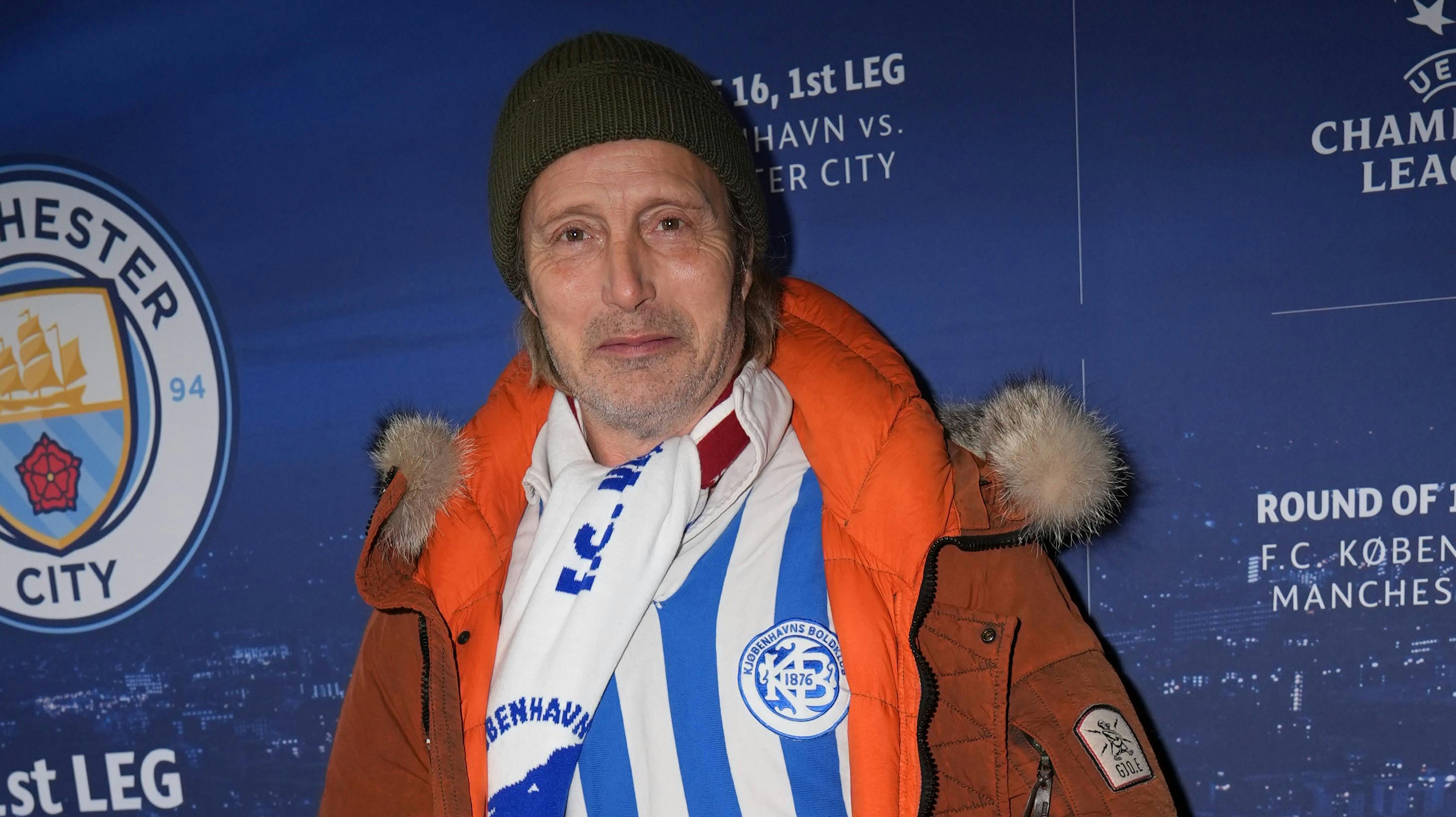 Mads Mikkelsen har styr på stilen. Han møder op i en old-school KB-trøje til Champions League-opgøret mellem FC København og Manchester City. 