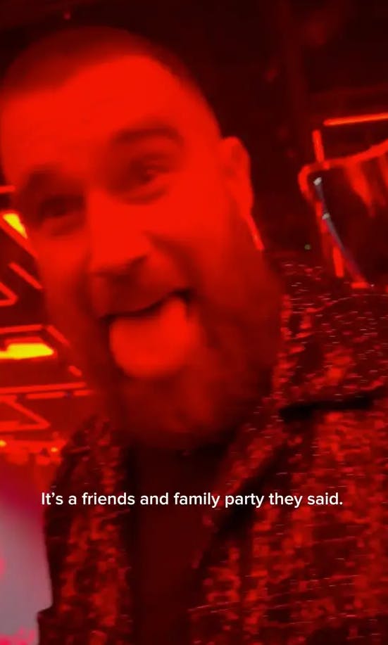 Travis Kelce var ikke overraskende i godt humør efter søndagens Super Bowl-sejr.
