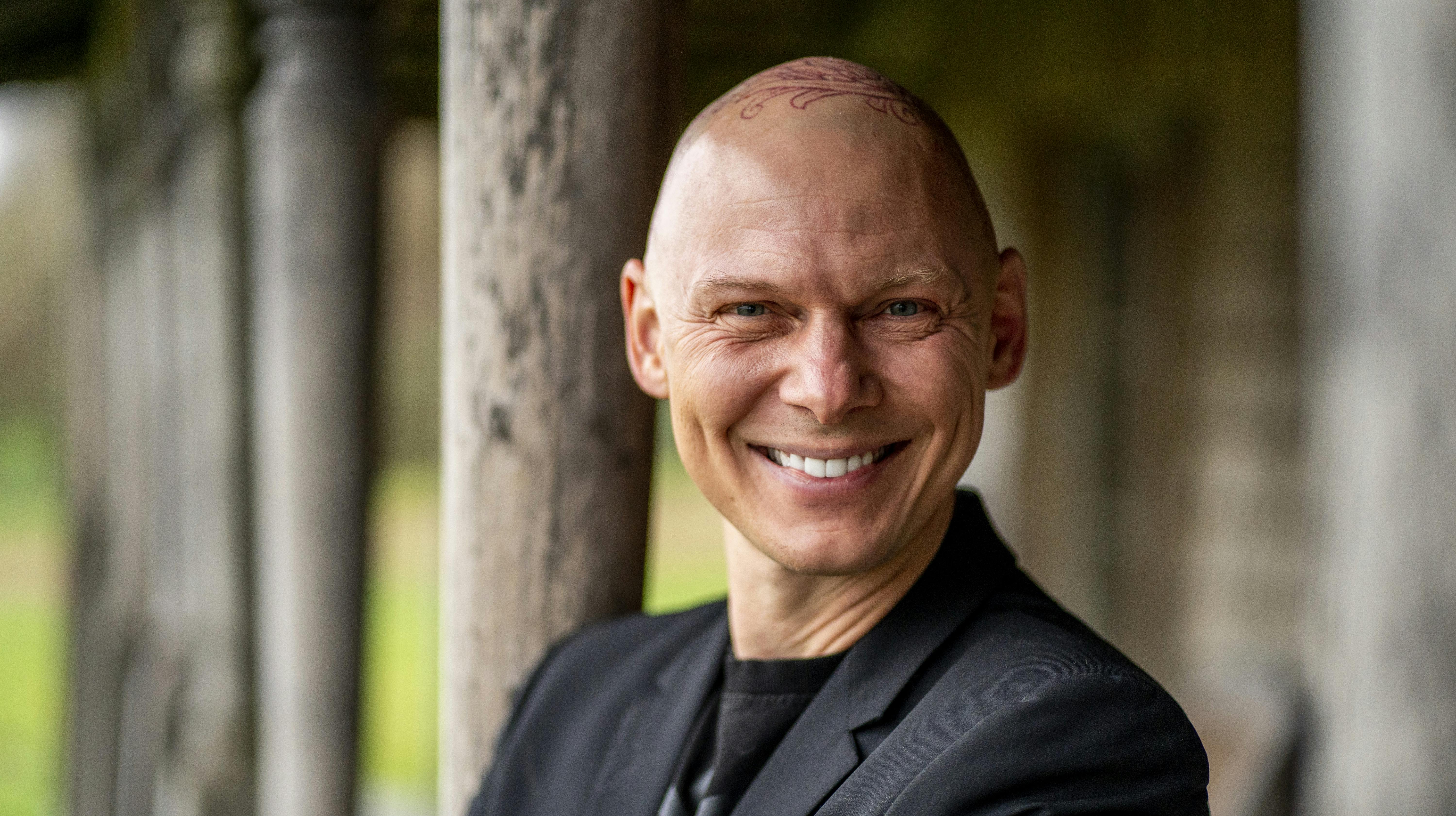 Jim Lyngvild og Morten Paulsen pynter op til jul på vikingeborgen.