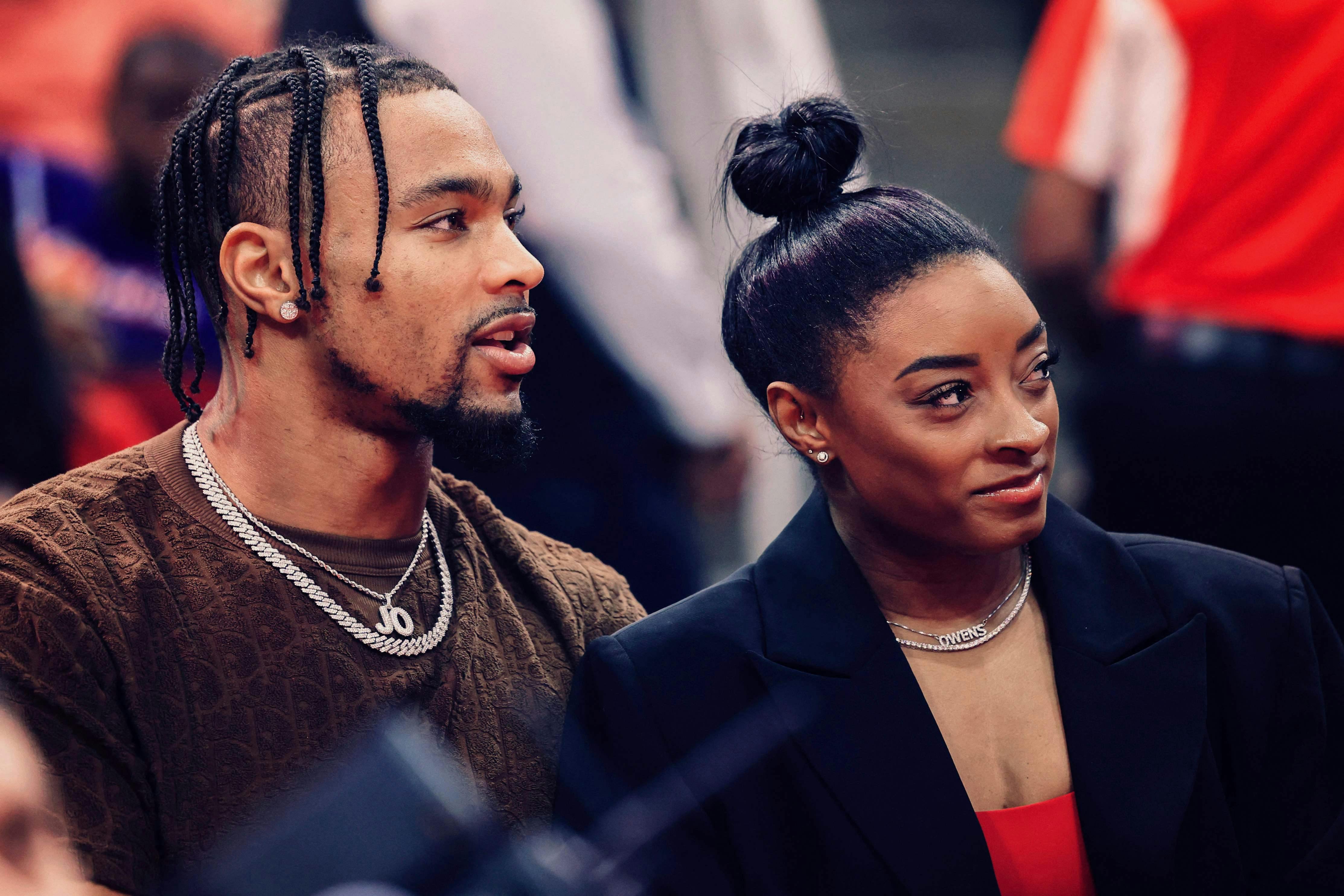 HOUSTON, TEXAS - JANUARY 29: Simone Biles and Jonathan Owens attend a game between the Houston Rockets and the Los Angeles Lakers at Toyota Center on January 29, 2024 in Houston, Texas. NOTE TO USER: User expressly acknowledges and agrees that, by downloading and or using this photograph, User is consenting to the terms and conditions of the Getty Images License Agreement. Carmen Mandato/Getty Images/AFP (Photo by Carmen Mandato / GETTY IMAGES NORTH AMERICA / Getty Images via AFP)