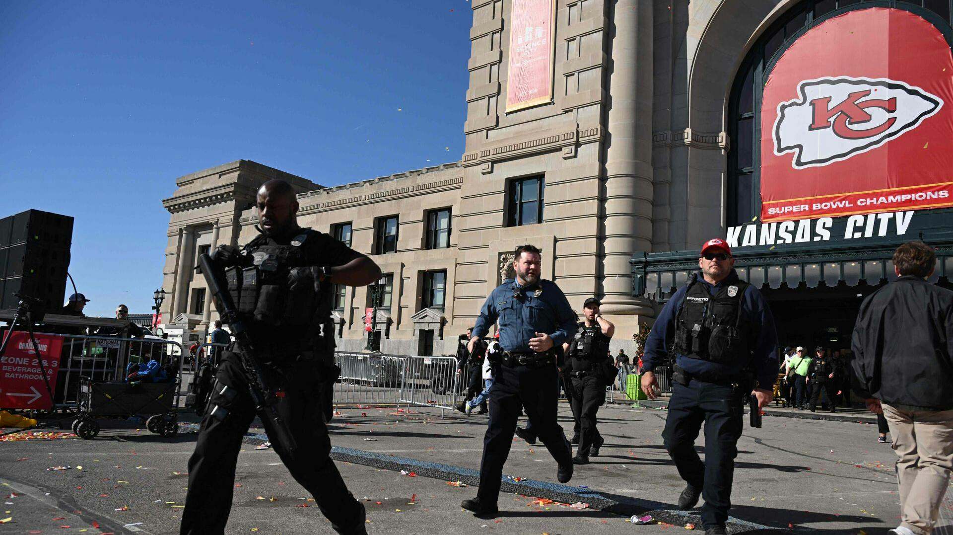 Flere personer er ramt af skud ved Super Bowl-fejringen i Kansas City. To bevæbnede personer er anholdt.