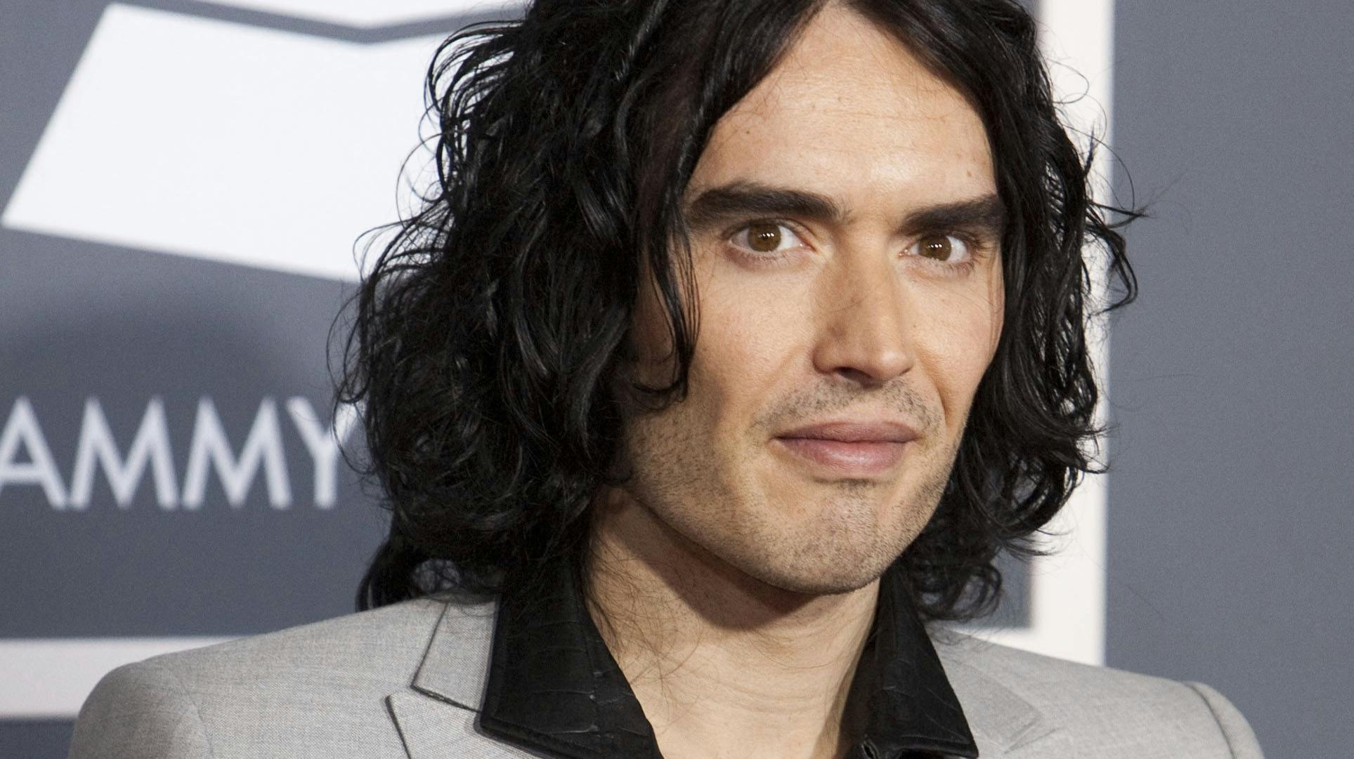 Nu svarer Russell Brand på anklagerne om overgrebet på en statsist på komedien "Arthur" i 2010