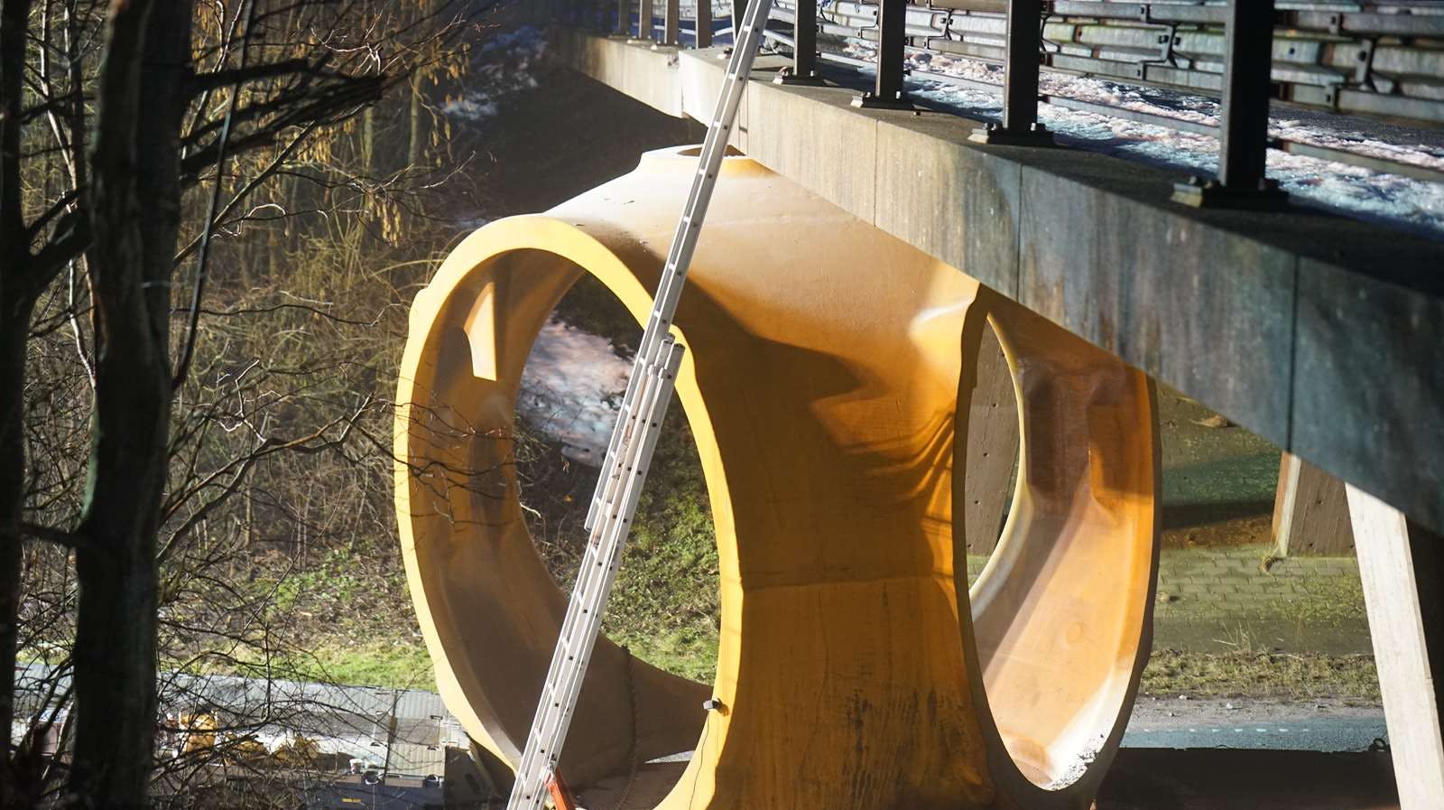 En vindmølletransport ramte onsdag en bro, og det skal ikke gå ustraffet hen, mener politiet.