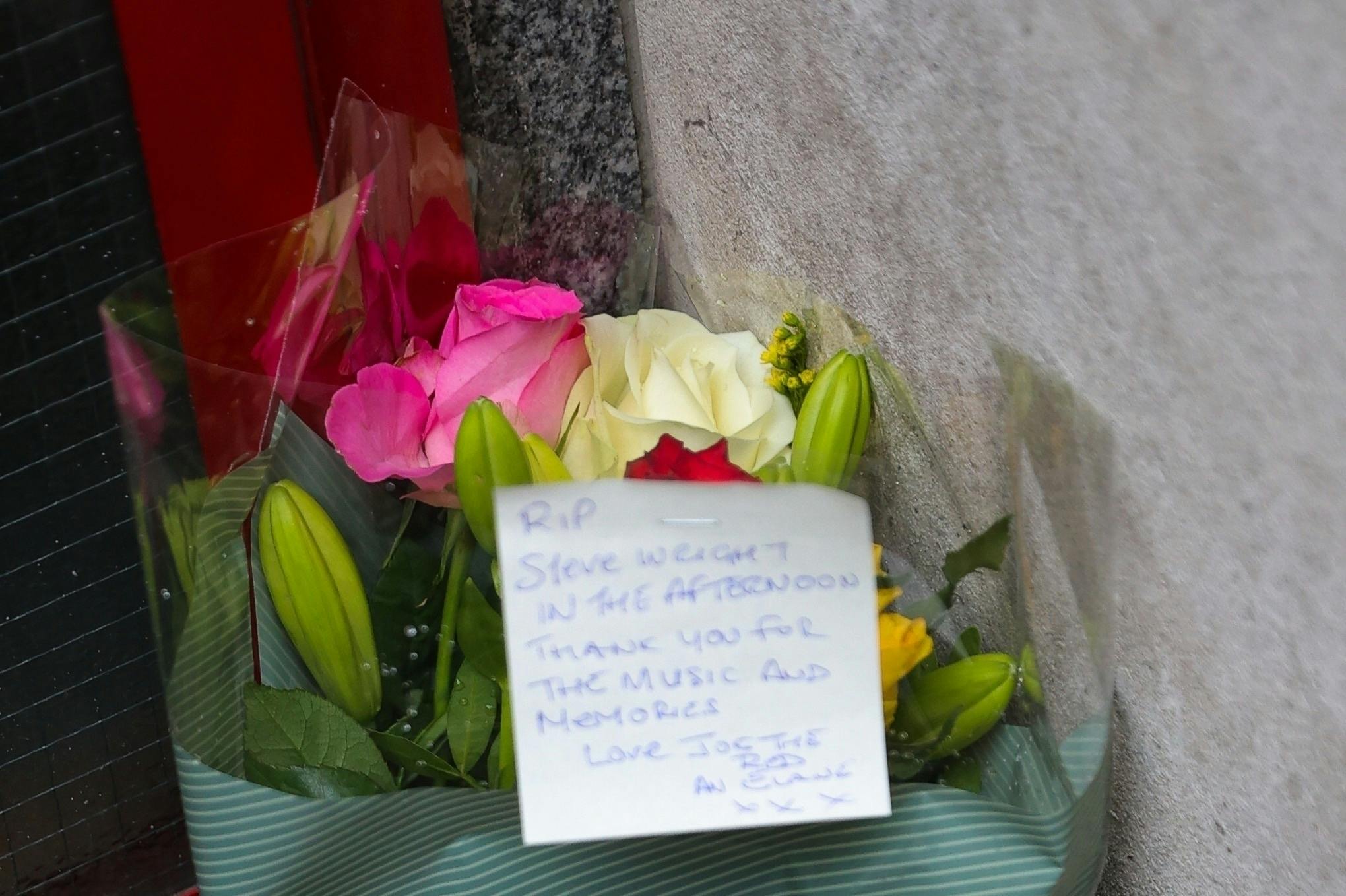 Radiolyttere har lagt blomster foran Steve Wrights lejlighed i det centrale London 
