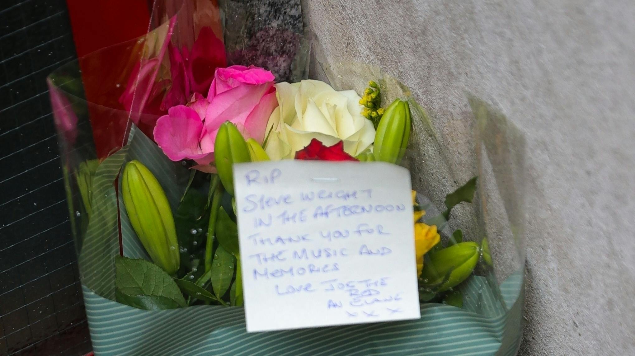 Radiolyttere har lagt blomster foran Steve Wrights lejlighed i det centrale London