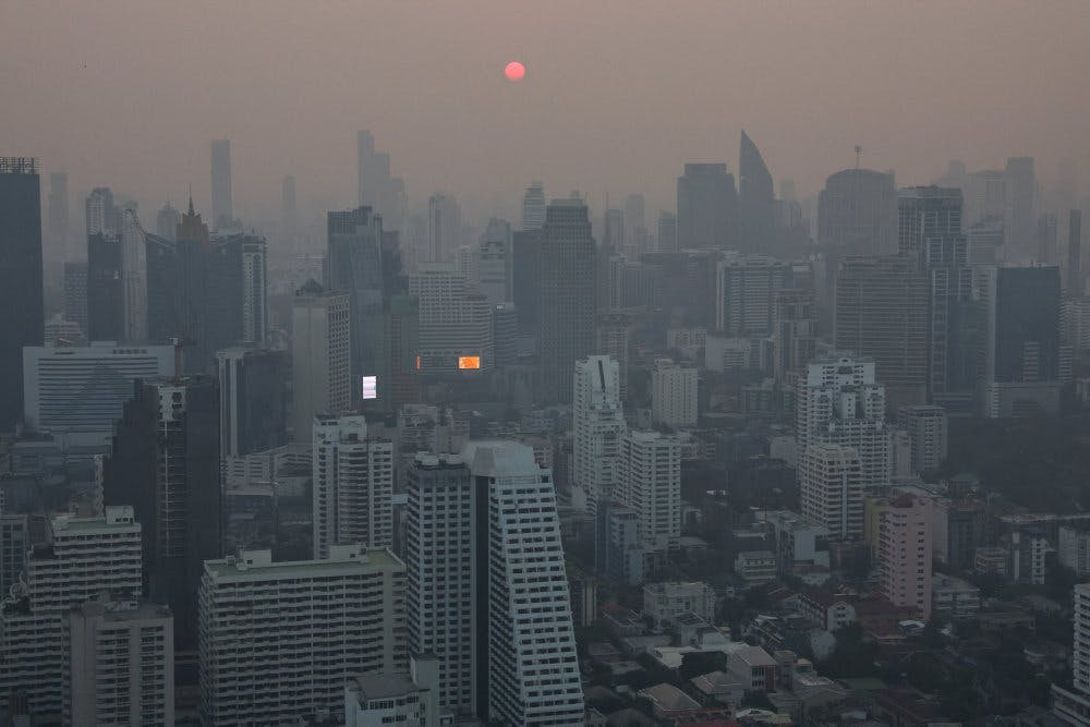 Ifølge den schweiziske virksomhed IQAir er niveauet af fine inhalerbare partikler i Bangkok 15 gange højere end anbefalingen af Verdenssundhedsorganisationen (WHO).&nbsp;&nbsp;